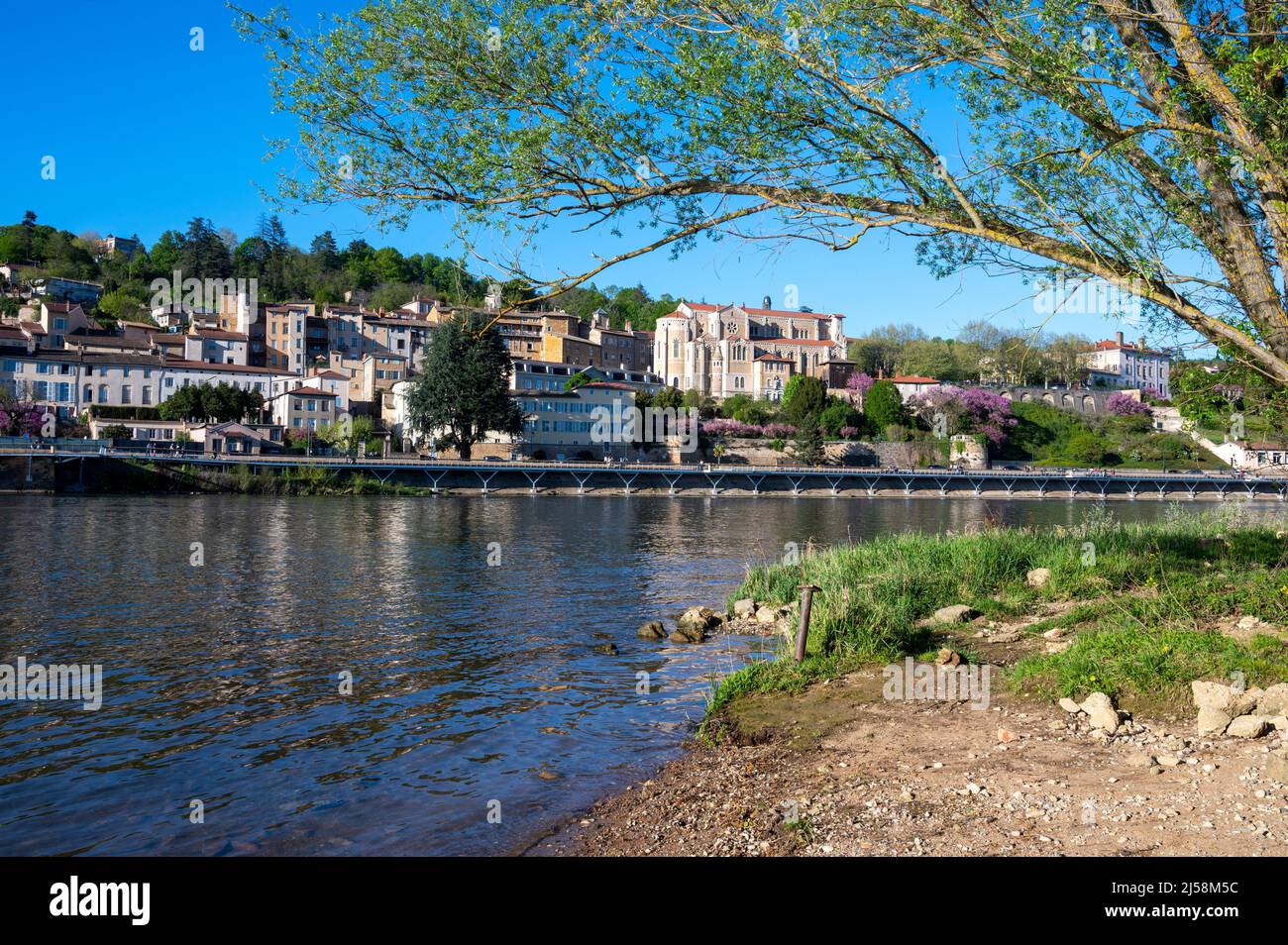 Paesaggio primaverile sulle rive del fiume Saone in primavera nel dipartimento del Rodano in Francia Foto Stock