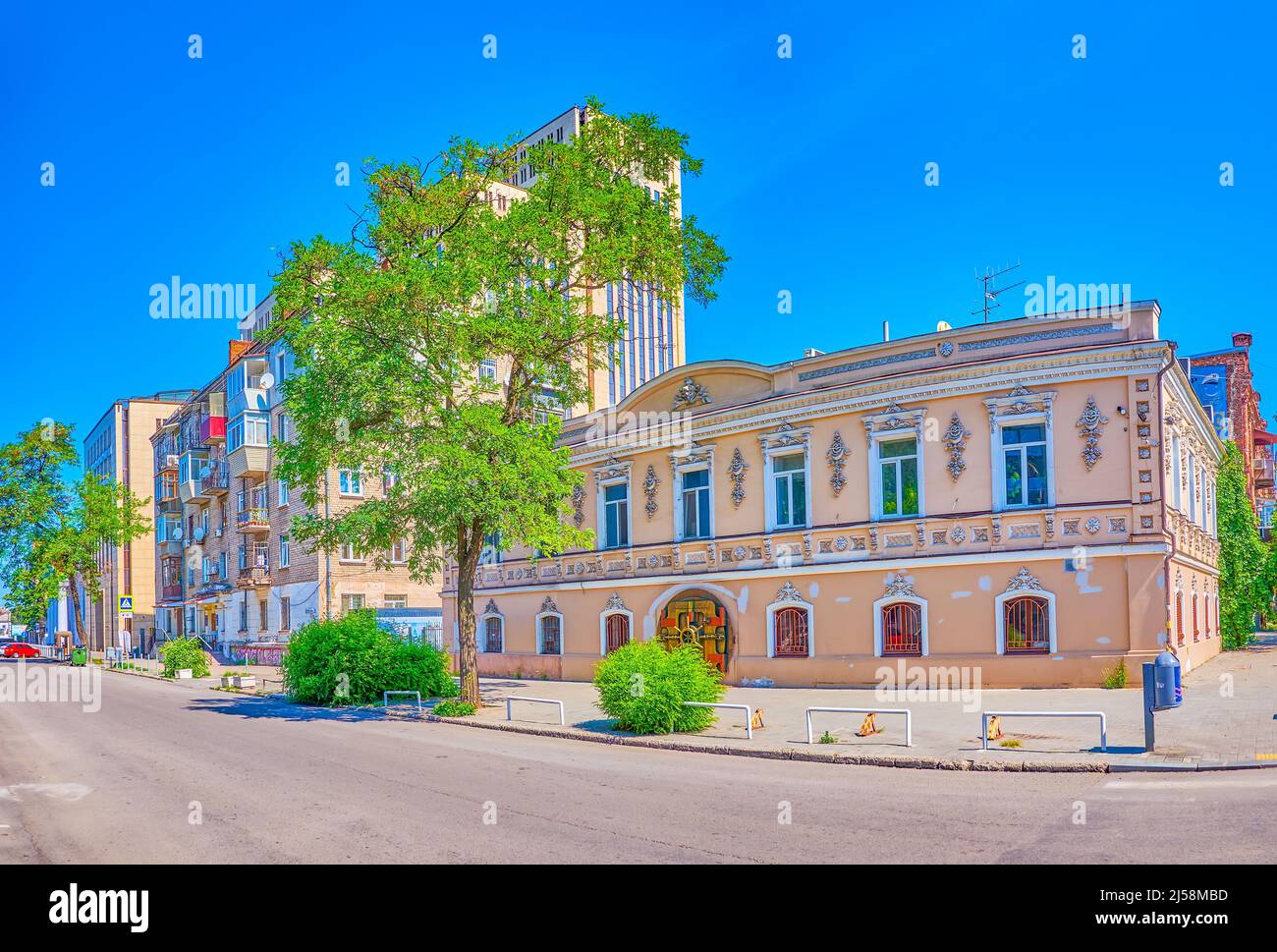 La scena urbana del quartiere storico della città di Dnipro con vecchio piccolo edificio con facciata panoramica, Ucraina Foto Stock
