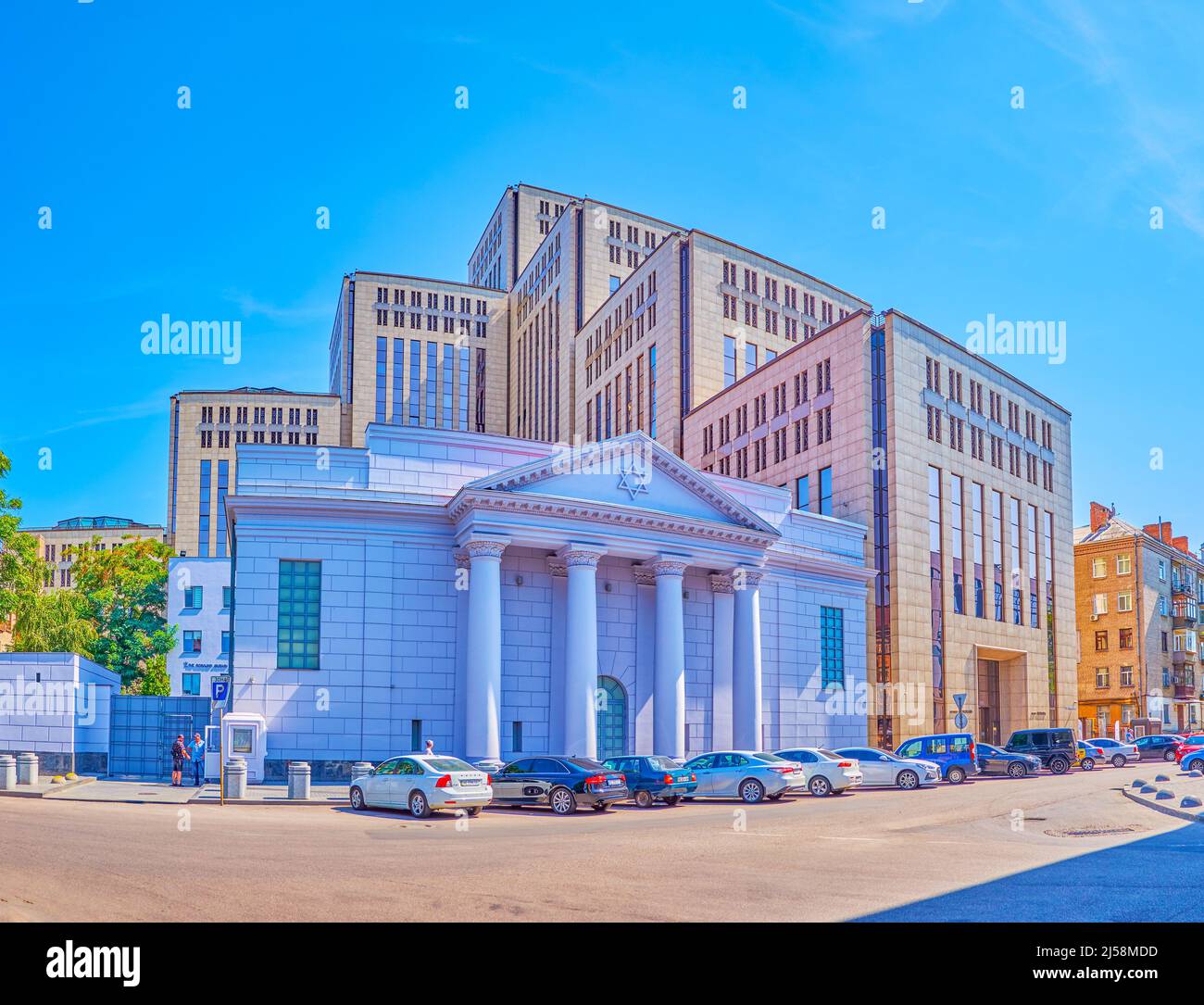 DNIPRO, UCRAINA - 24 AGOSTO 2021: Via Sholem Aleichem con la storica Sinagoga della Rosa d'Oro e il moderno Centro Menorah sullo sfondo, su Foto Stock