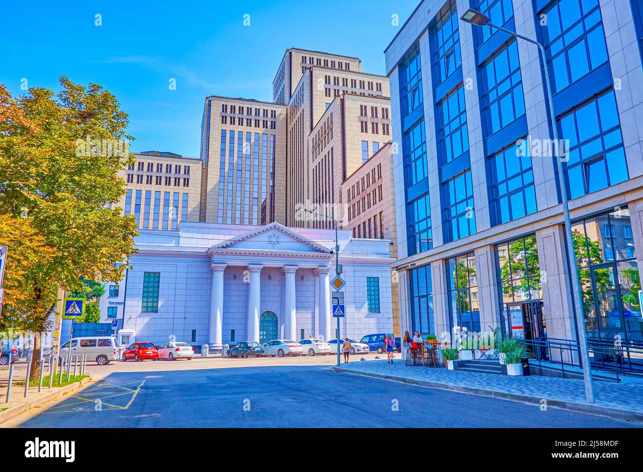 DNIPRO, UCRAINA - 24 AGOSTO 2021: Passeggiata nel moderno distretto di Dnipro, lungo Sholem Aleichem Street, osservando la famosa sinagoga Golden Rose, il 24 agosto Foto Stock