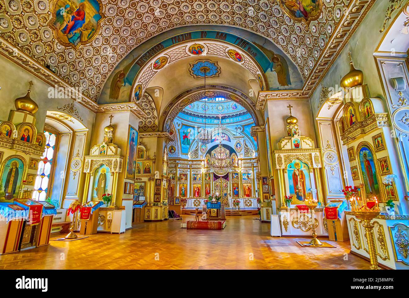 Spettacolare interno della Cattedrale di Trasfigurazione con affreschi colrful e icone in kiot dorati, Dnipro, Ucraina Foto Stock