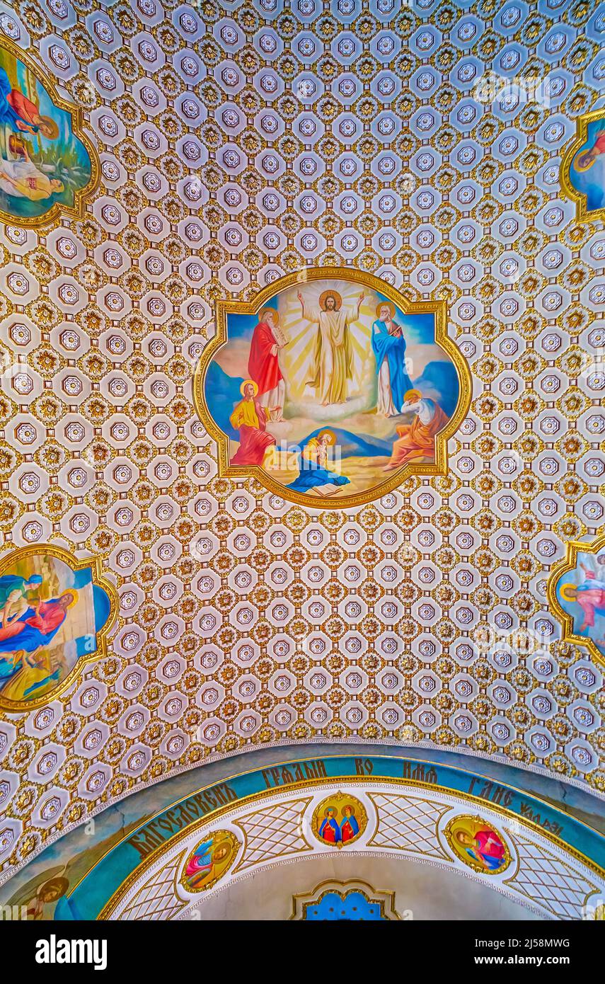 Splendida decorazione della volta con gesso intagliato e affreschi, Trasfigurazione Cattedrale di Dnipro, Ucraina Foto Stock