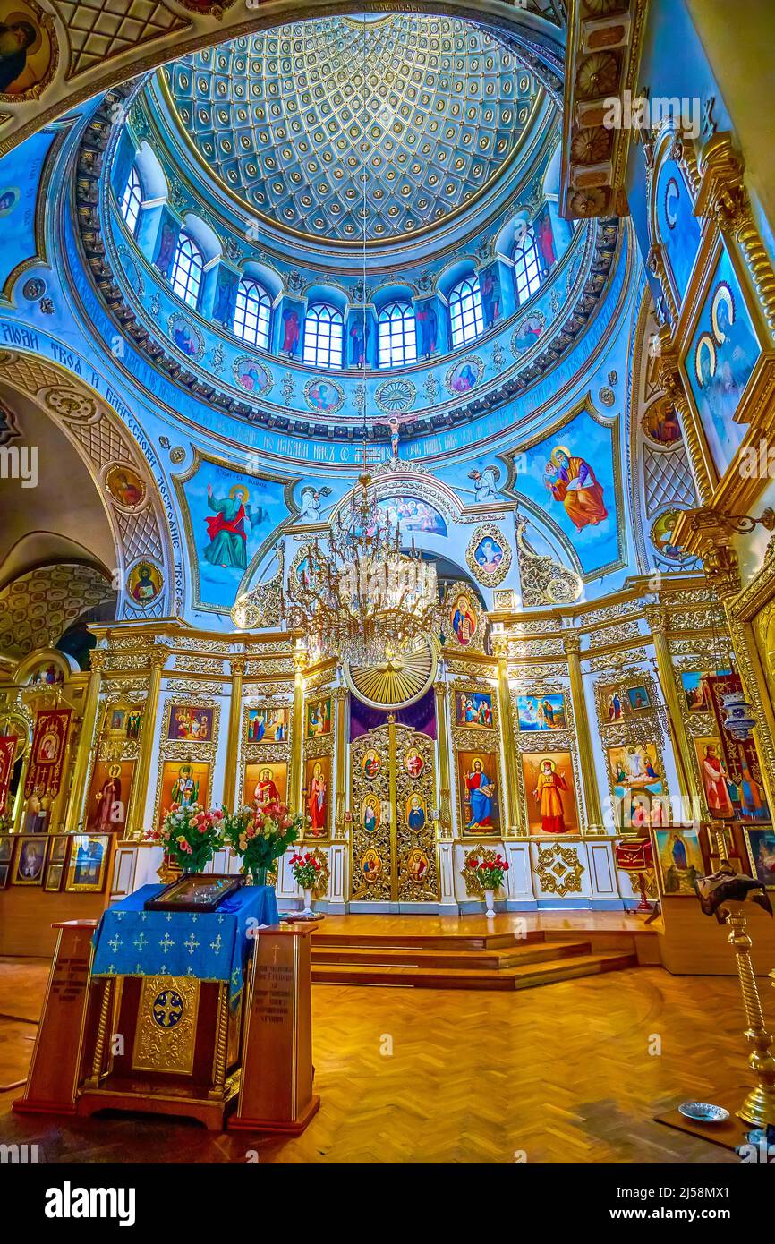 L'interno panoramico con la cupola dipinta e l'altare colorato della Cattedrale di Trasfigurazione, Dnipro, Ucraina Foto Stock