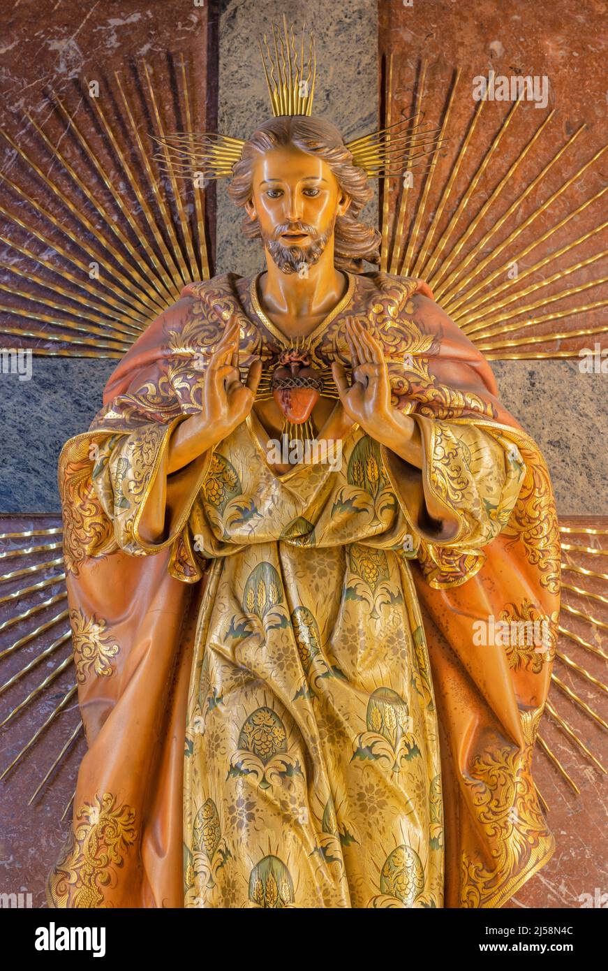 VALENCIA, SPAGNA - 17 FEBBRAIO 2022: La statua policroma scolpita di cuore Gesù nella chiesa Iglesia de Santo Tomas Foto Stock