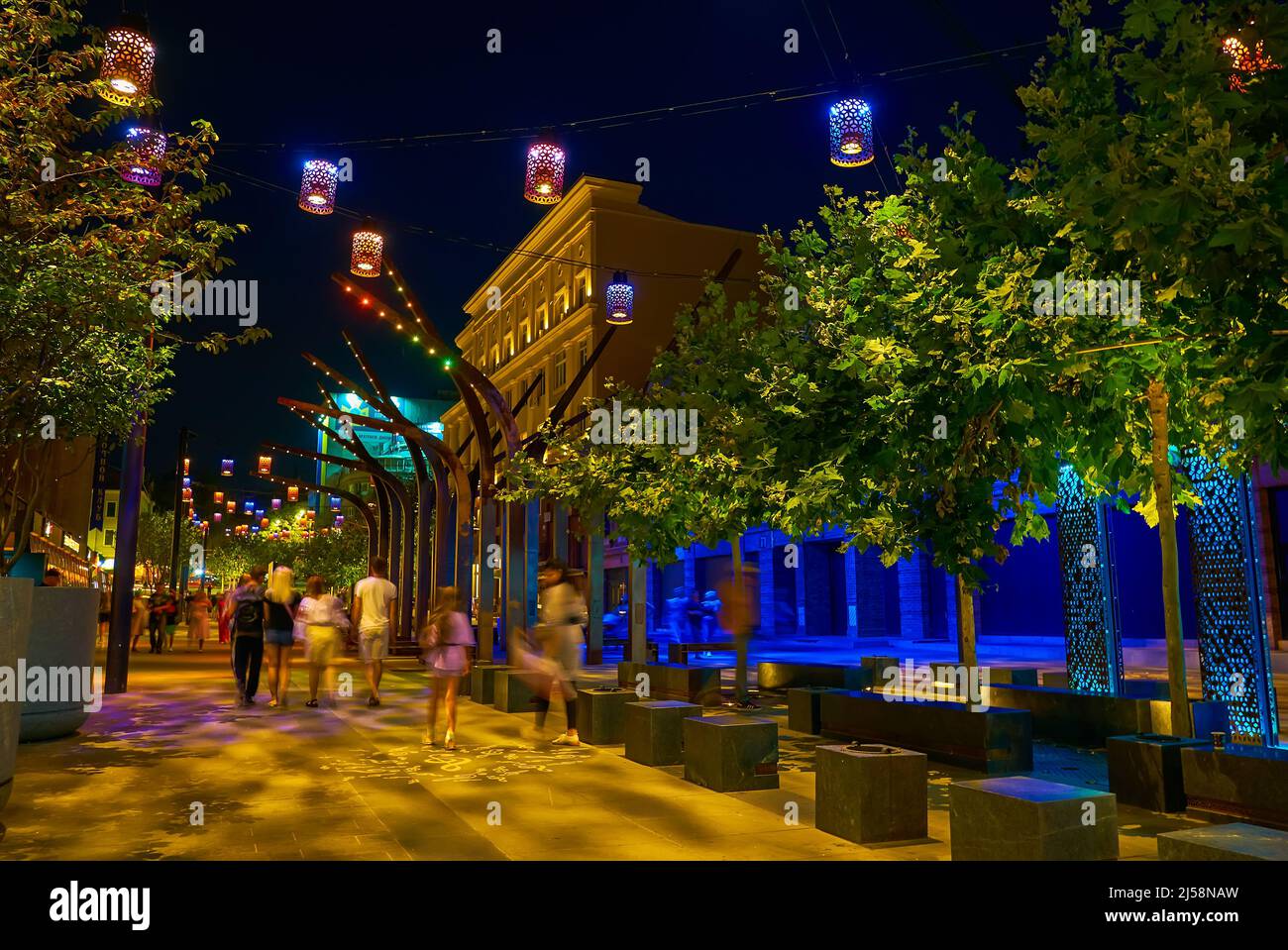 La gente del posto cammina lungo la popolare via pedonale Korolenko di notte, Dnipro, Ucraina Foto Stock