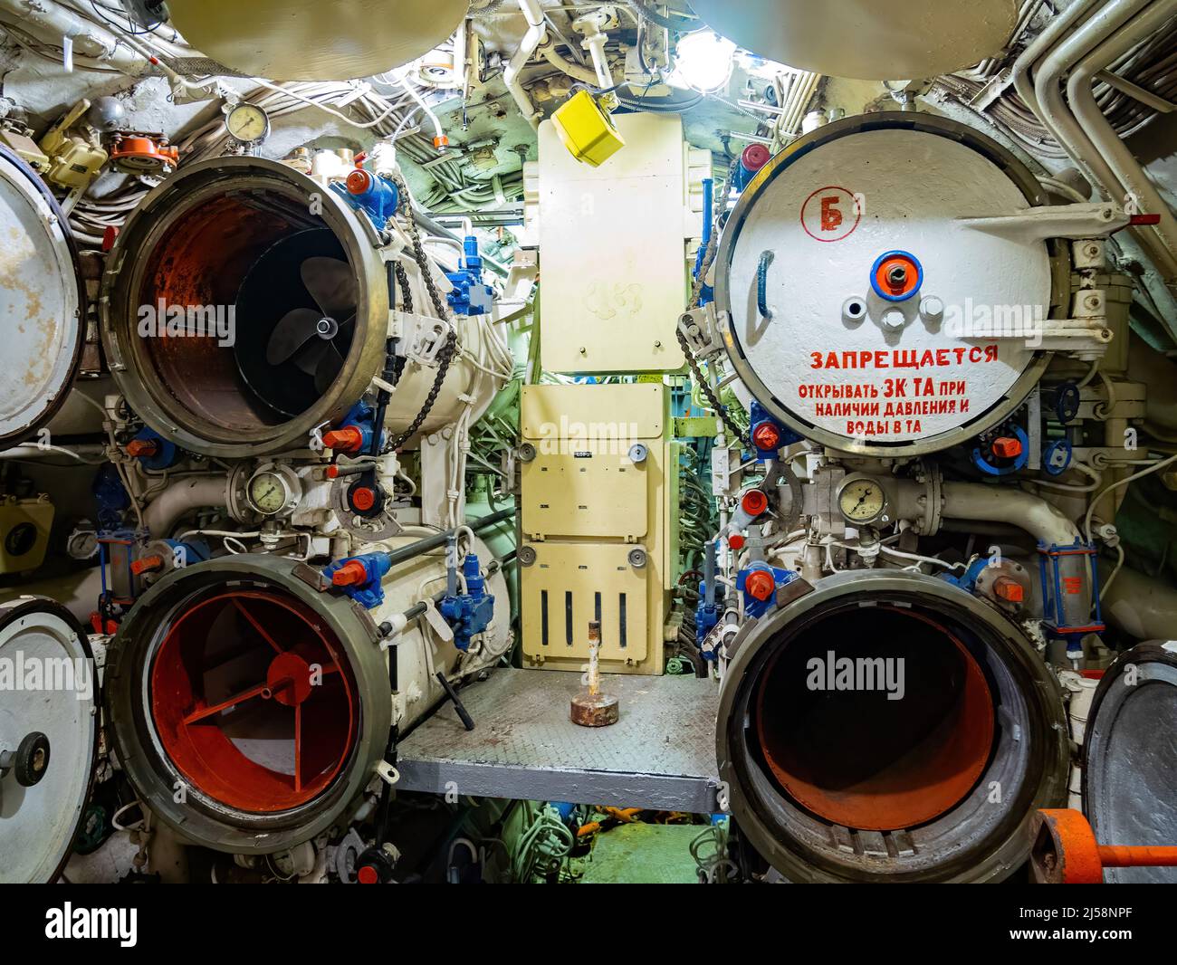 San Diego, AGO 2 2014 - Vista interna del sottomarino sovietico B-39 del Museo Marittimo Foto Stock