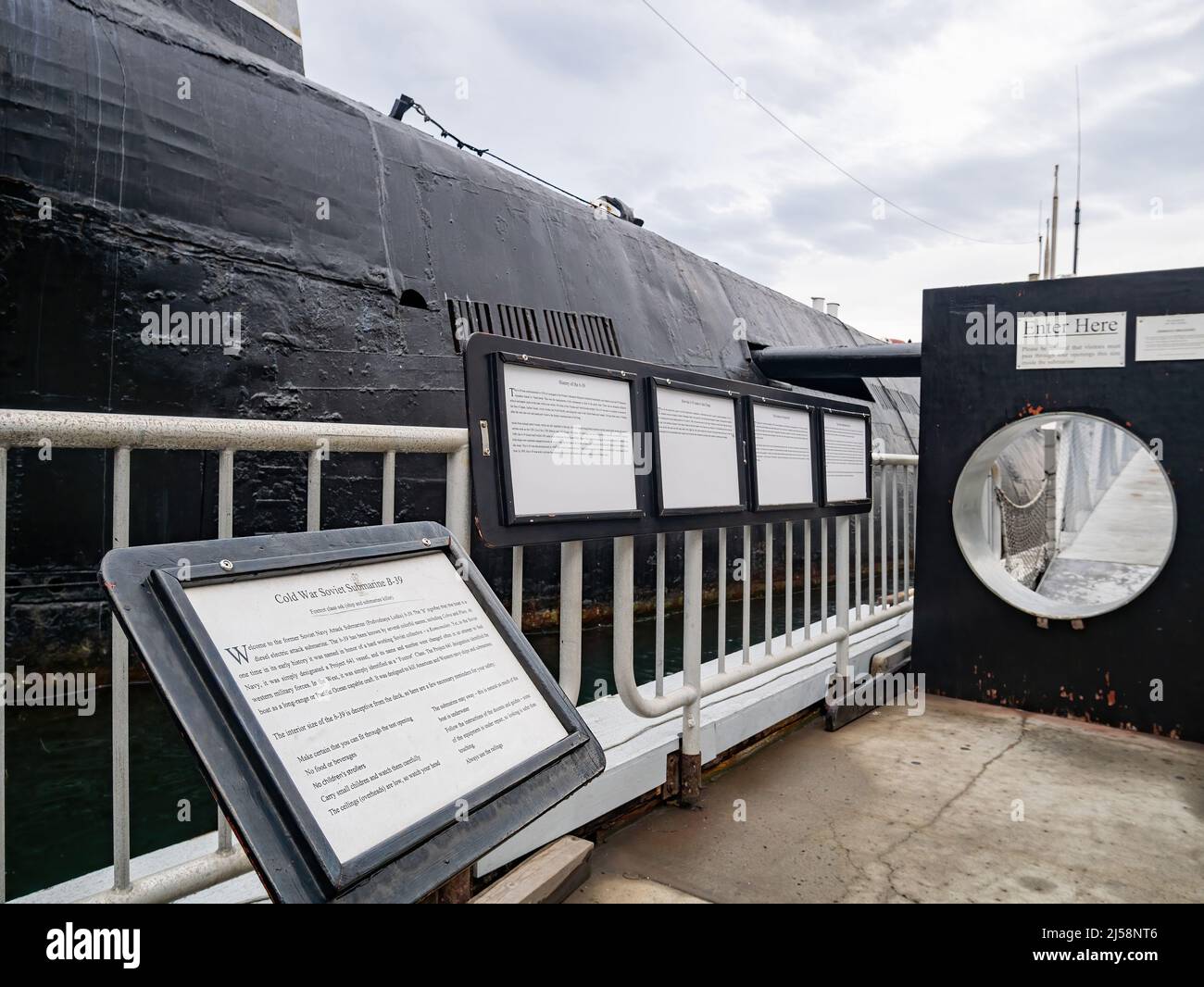 San Diego, AGO 2 2014 - Vista in alto del sottomarino sovietico B-39 del Museo Marittimo Foto Stock