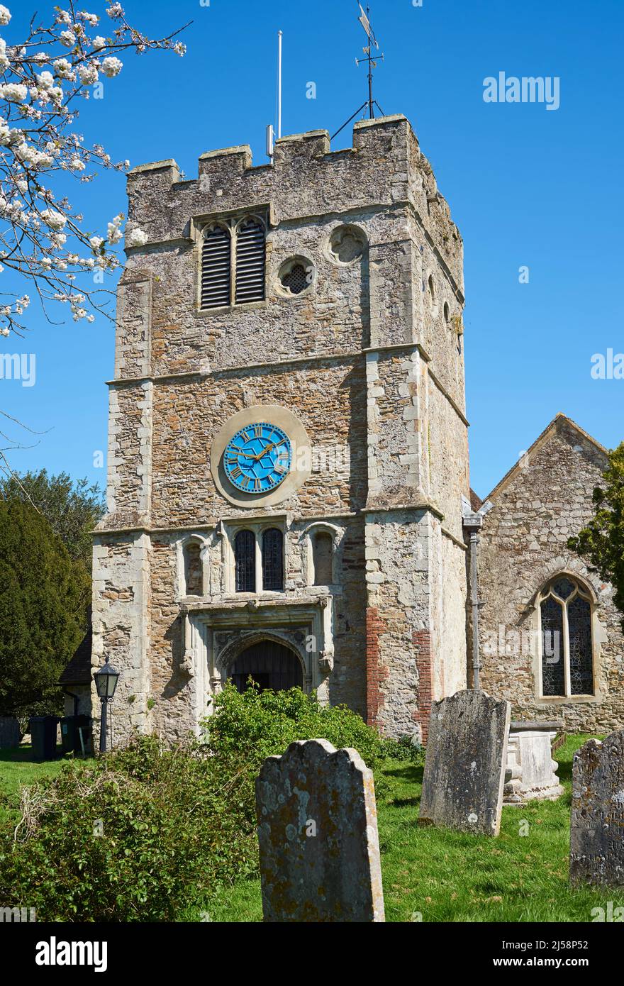 La torre medievale della chiesa di San Pietro e San Paolo ad Appledore, Kent, Inghilterra sudorientale Foto Stock