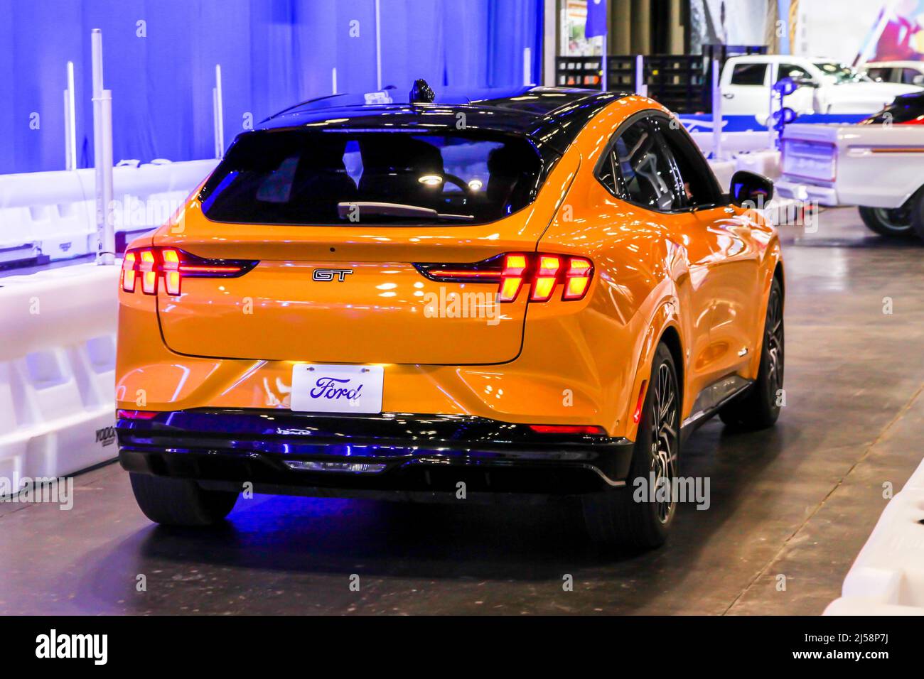 NEW YORK, NY, USA - 13 APRILE 2022: Electric Ford Mustang GT sta mostrando durante NYIAS al Jacobs Javits Center il primo spettacolo del giorno stampa 1 dopo il 2019 Foto Stock