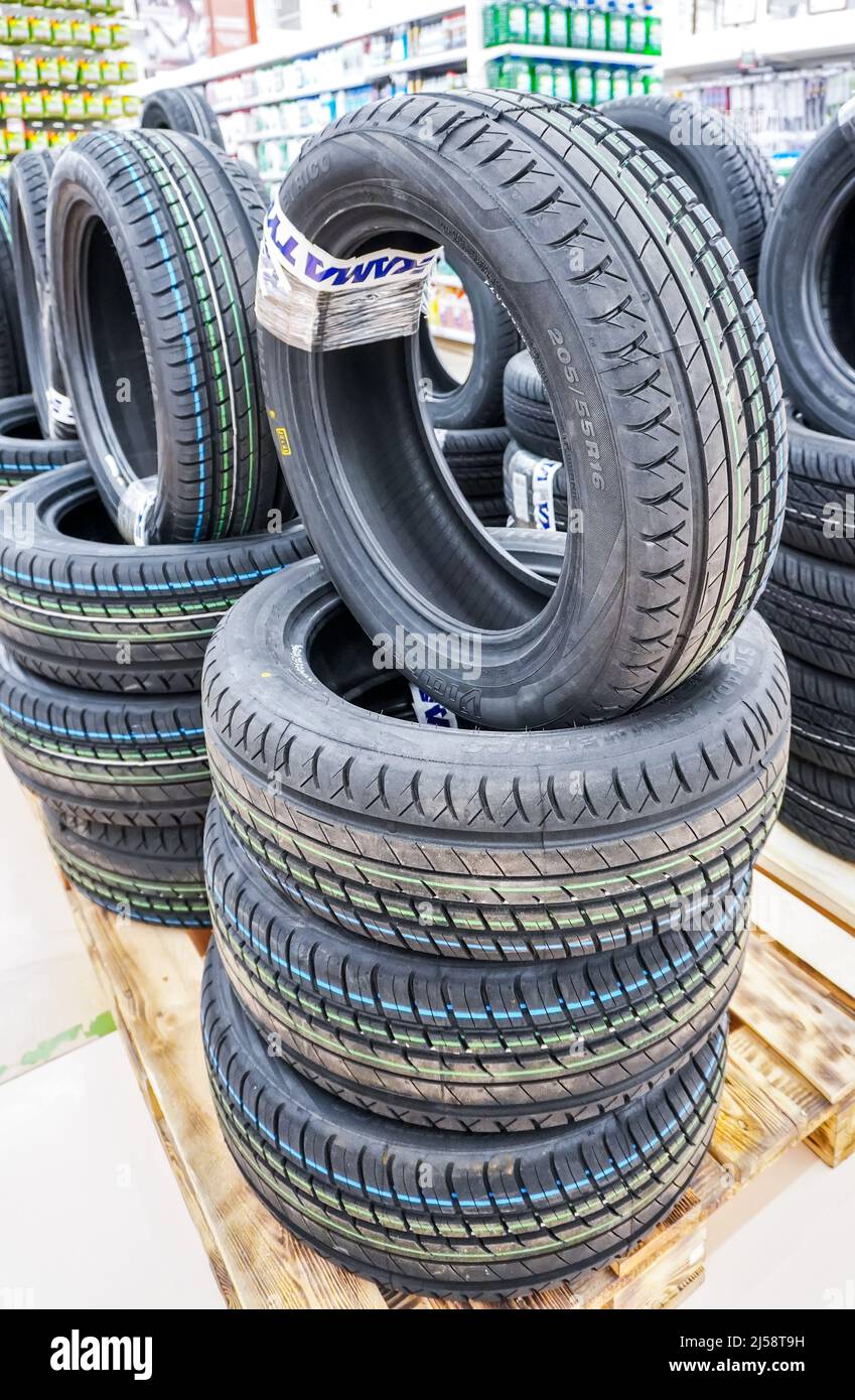 Samara, Russia - 25 maggio 2019: Nuovi pneumatici estivi messi in vendita  in un superstore. Nuovi pneumatici in vendita Foto stock - Alamy