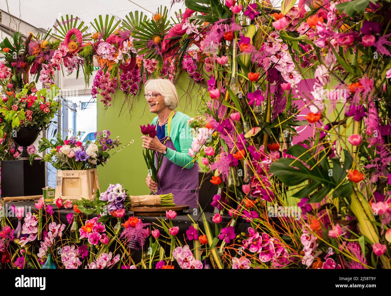 Harrogate, 21st aprile 2022. FloristGill Hodgson mostra come fare un bouquet al Spring Flower Show. Picture Credit: ernesto Rogata/Alamy Live News Foto Stock