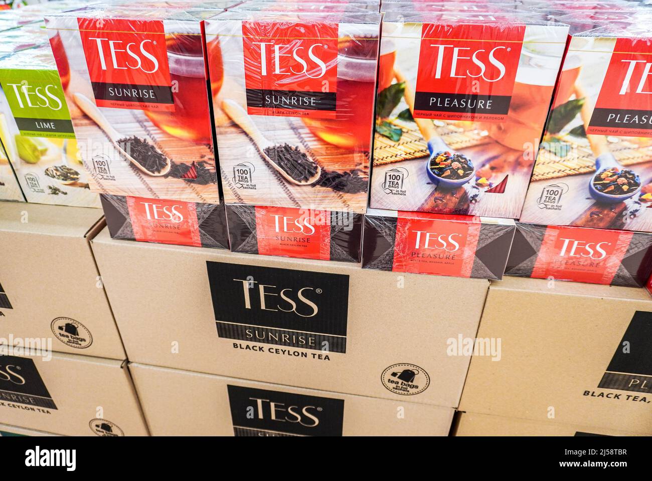 Samara, Russia - 19 aprile 2022: Tè Tess confezionato pronto per la vendita sullo scaffale presso il supermercato Foto Stock