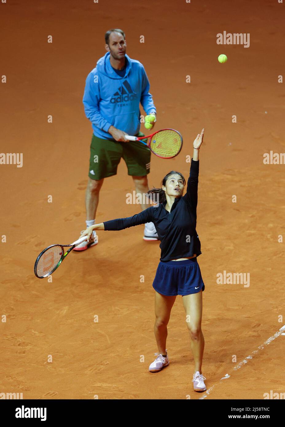 Stoccarda, Germania, 21st aprile 2022. Il tennista britannico Emma Raducanu pratica con l'allenatore Torben Beltz al Porsche Tennis Grand Prix 2022 n Stoccarda giovedì 21 aprile 2022 © Juergen Hasenkopf / Alamy Live News Foto Stock