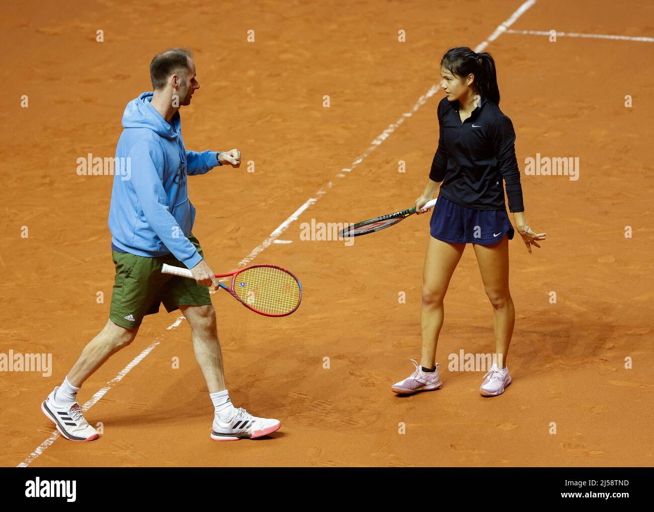 Stoccarda, Germania, 21st aprile 2022. Il tennista britannico Emma Raducanu pratica con l'allenatore Torben Beltz al Porsche Tennis Grand Prix 2022 n Stoccarda giovedì 21 aprile 2022 © Juergen Hasenkopf / Alamy Live News Foto Stock