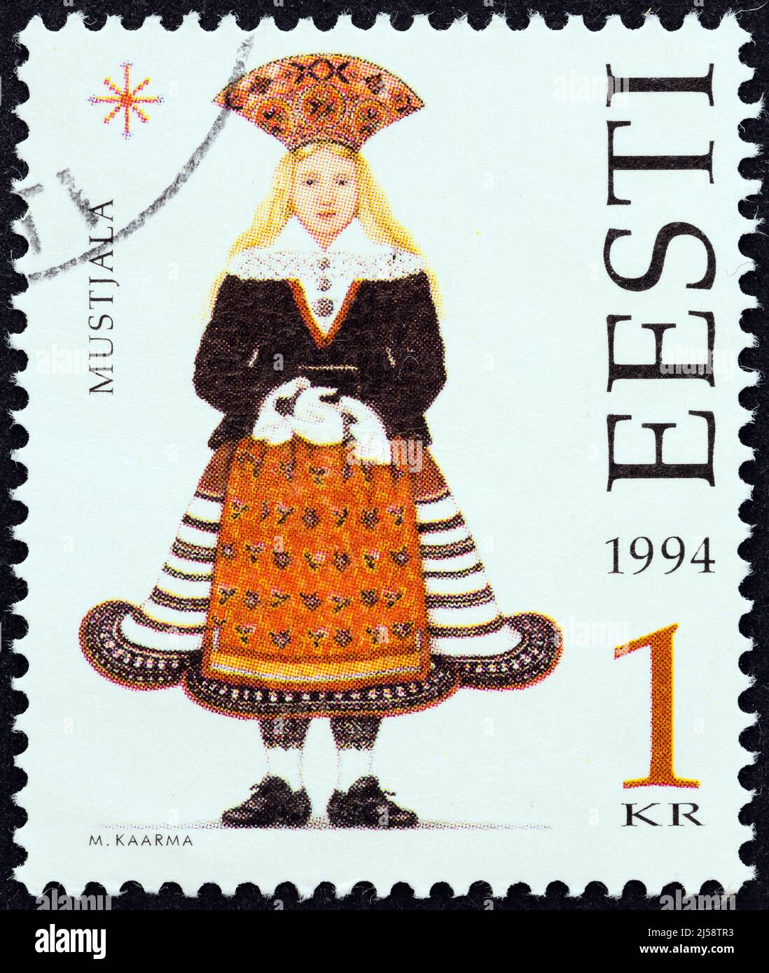 ESTONIA - CIRCA 1994: Un francobollo stampato in Estonia dal numero " Folk Costumes" mostra abiti tradizionali di Mustjala, circa 1994. Foto Stock