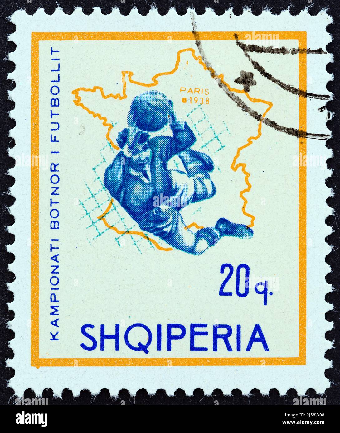 ALBANIA - CIRCA 1966: Un francobollo stampato in Albania dal numero 'Coppa del mondo di calcio - Inghilterra ' mostra il giocatore di calcio e la mappa della Francia (1938). Foto Stock