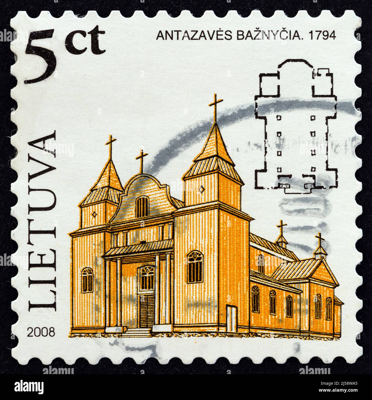 LITUANIA - CIRCA 2008: Un francobollo stampato in Lituania dal numero 'architettura sacrale in legno in Lituania' mostra la chiesa di Antazave, 1794. Foto Stock