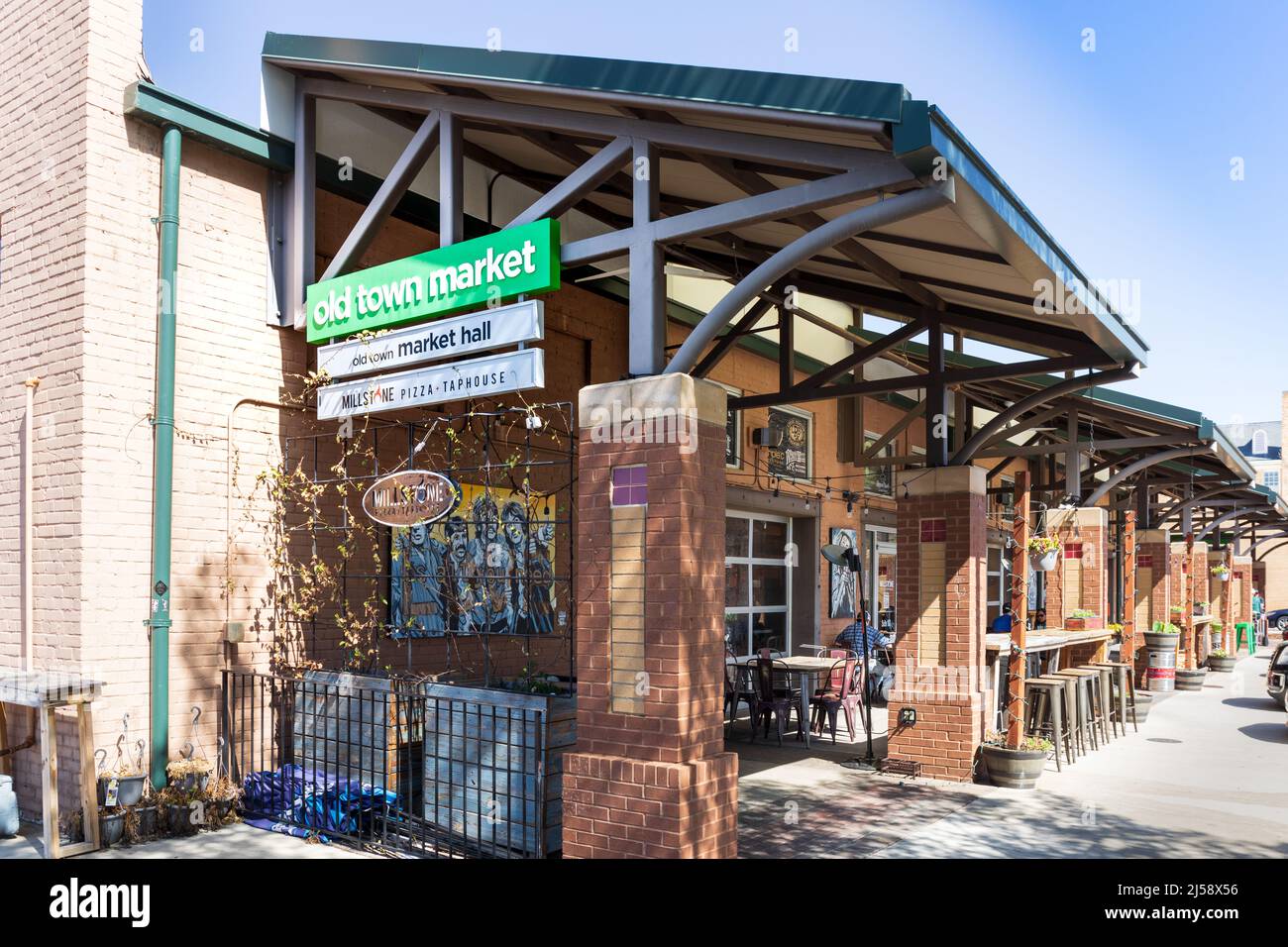 ROCK HILL, SC, USA-10 APRILE 2022: Il mercato della Città Vecchia, una collezione di mercanti di specialità con spazi esterni coperti. Foto Stock