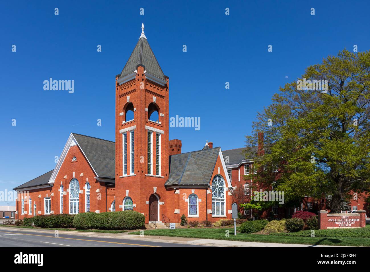 ROCK HILL, SC, USA-10 APRILE 2022: Prima Chiesa Presbiteriana riformata associata, vista diagonale dell'edificio principale con campanile e cartello monumento. Foto Stock
