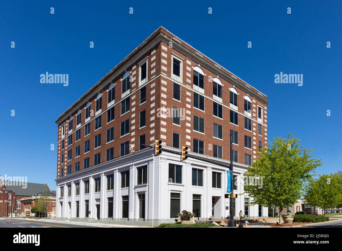 ROCK HILL, SC, USA-10 APRILE 2022: L'edificio dell'Ipoteca Guardian Fidelity, vista d'angolo su sole, primavera, cielo blu. Foto Stock