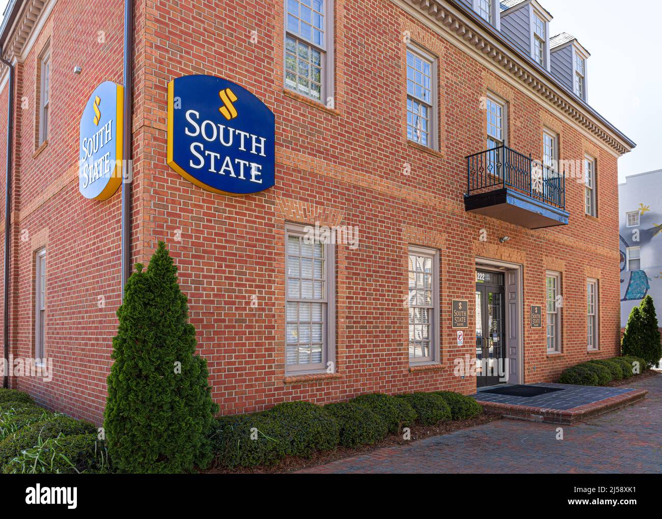 ROCK HILL, SC, USA-10 APRILE 2022: South state Bank, vista frontale diagonale e segnaletica. Foto Stock
