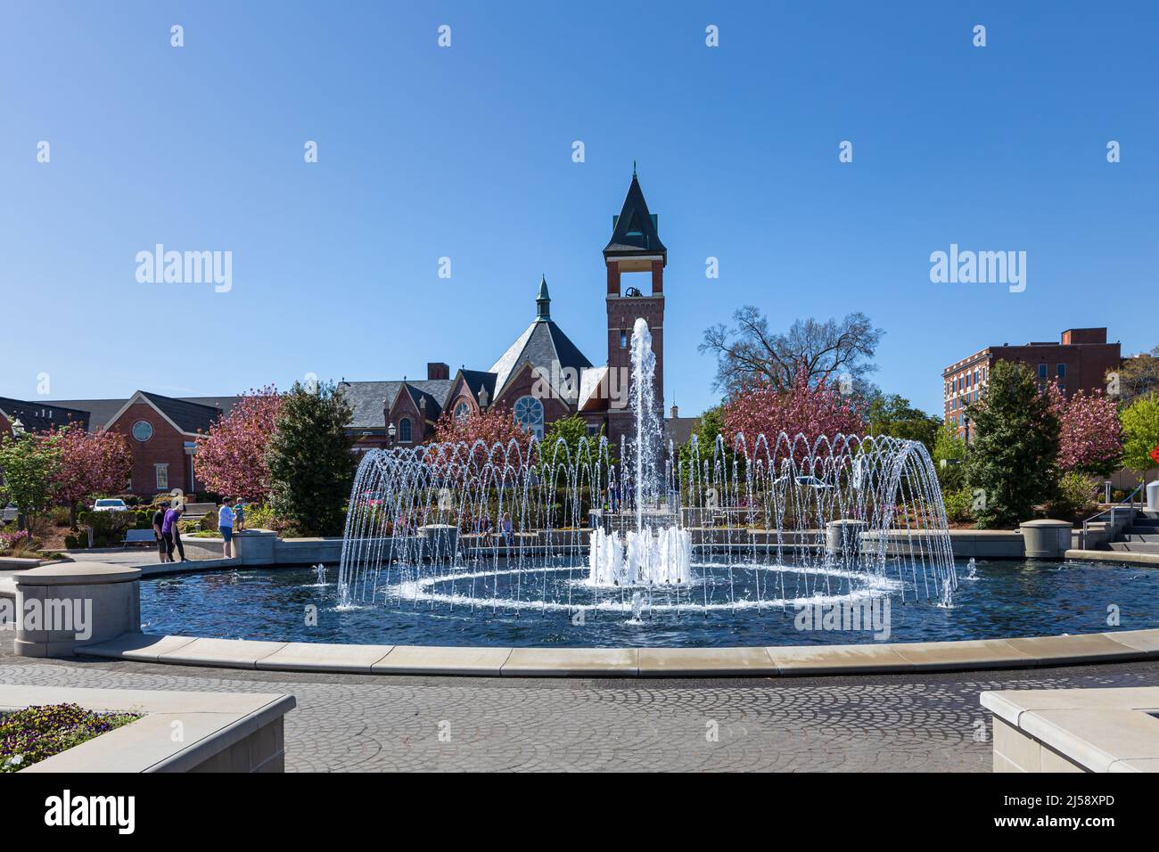 ROCK HILL, SC, USA-10 APRILE 2022: The Fountain Park in centro. Giorno di primavera, con cielo azzurro soleggiato. Focus sulla fontana. Foto Stock