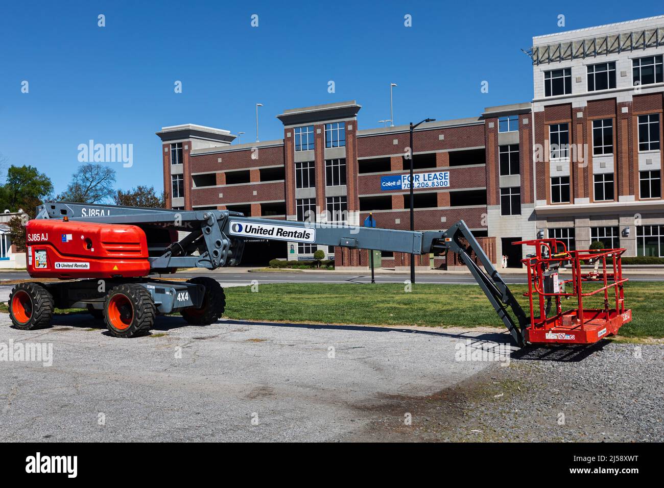 ROCK HILL, SC, USA-10 APRILE 2022: Una gru per servizi pesanti con estensione di sollevamento in folle nel parcheggio. United Rentals. Foto Stock