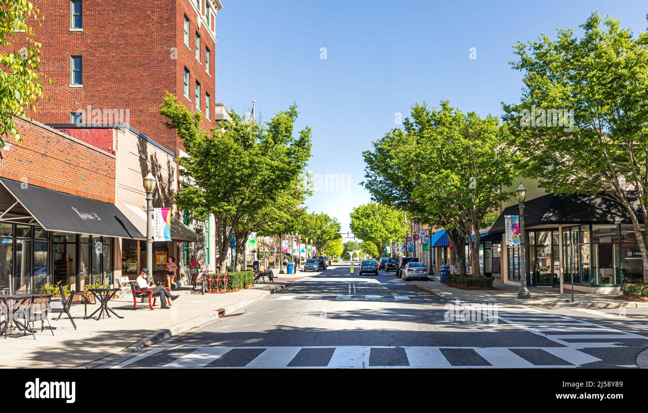 ROCK HILL, SC, USA-10 APRILE 2022: Vista grandangolare del distretto culturale, sulla strada principale nel centro cittadino. Foto Stock