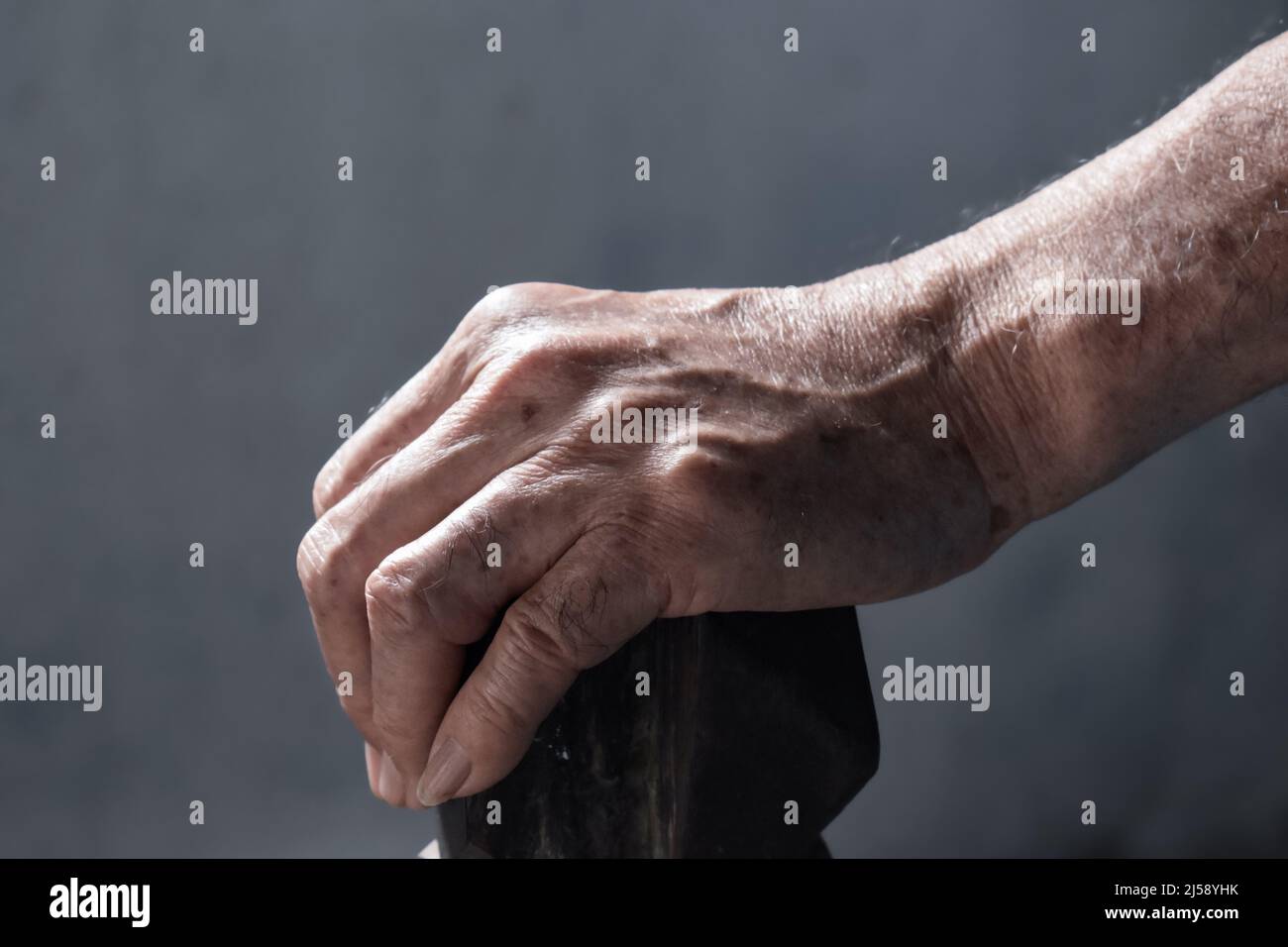 Mano dell'anziano del sud-est asiatico. Concetto di artrite reumatoide , osteoartrite, o dolore articolare. Foto Stock