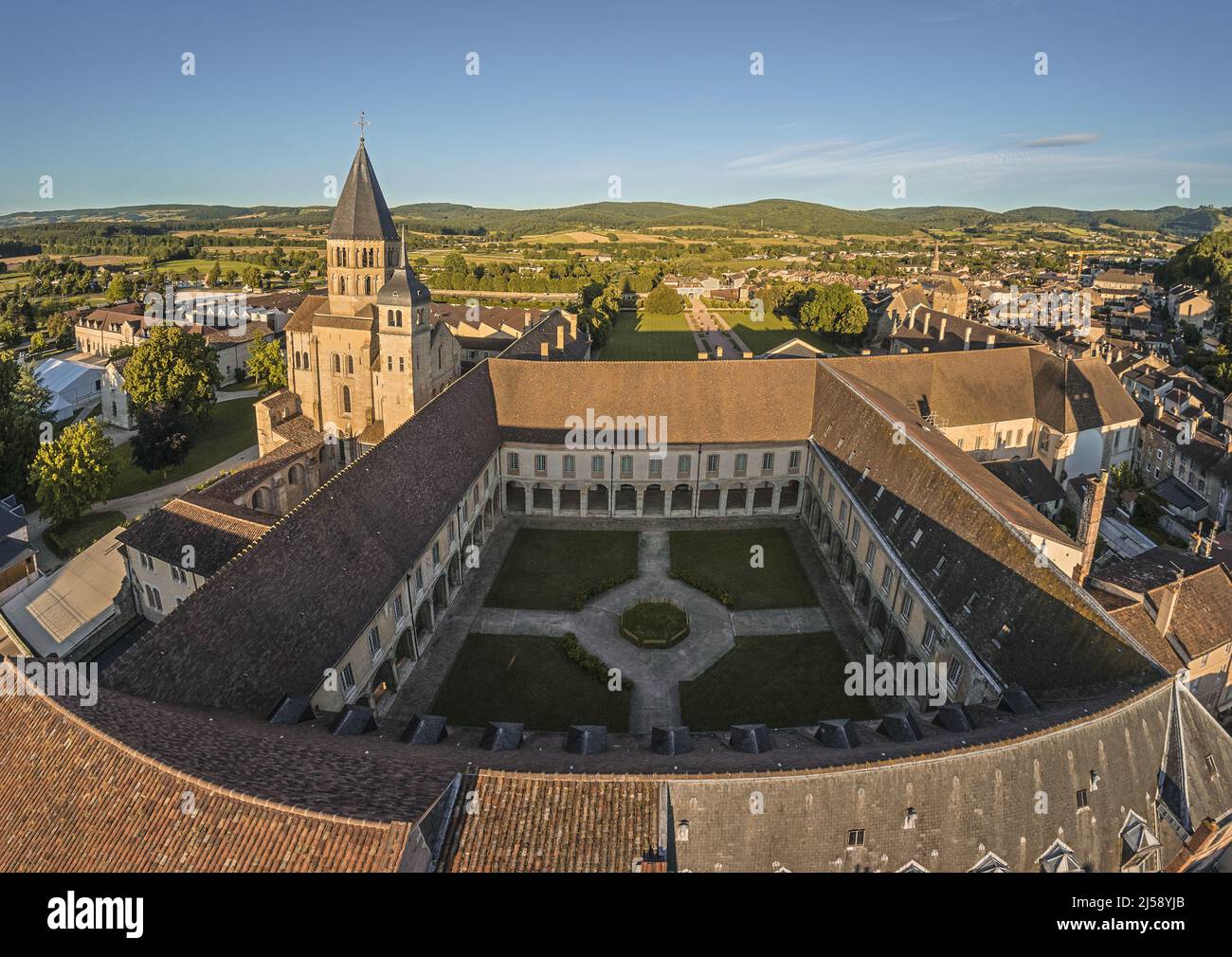 Francia. Saone-et-Loire (71) veduta aerea dell'Abbazia benedettina di Cluny. Venduta come proprietà nazionale nel 1798, l'abbazia fu smantellata e la sua chiesa Foto Stock