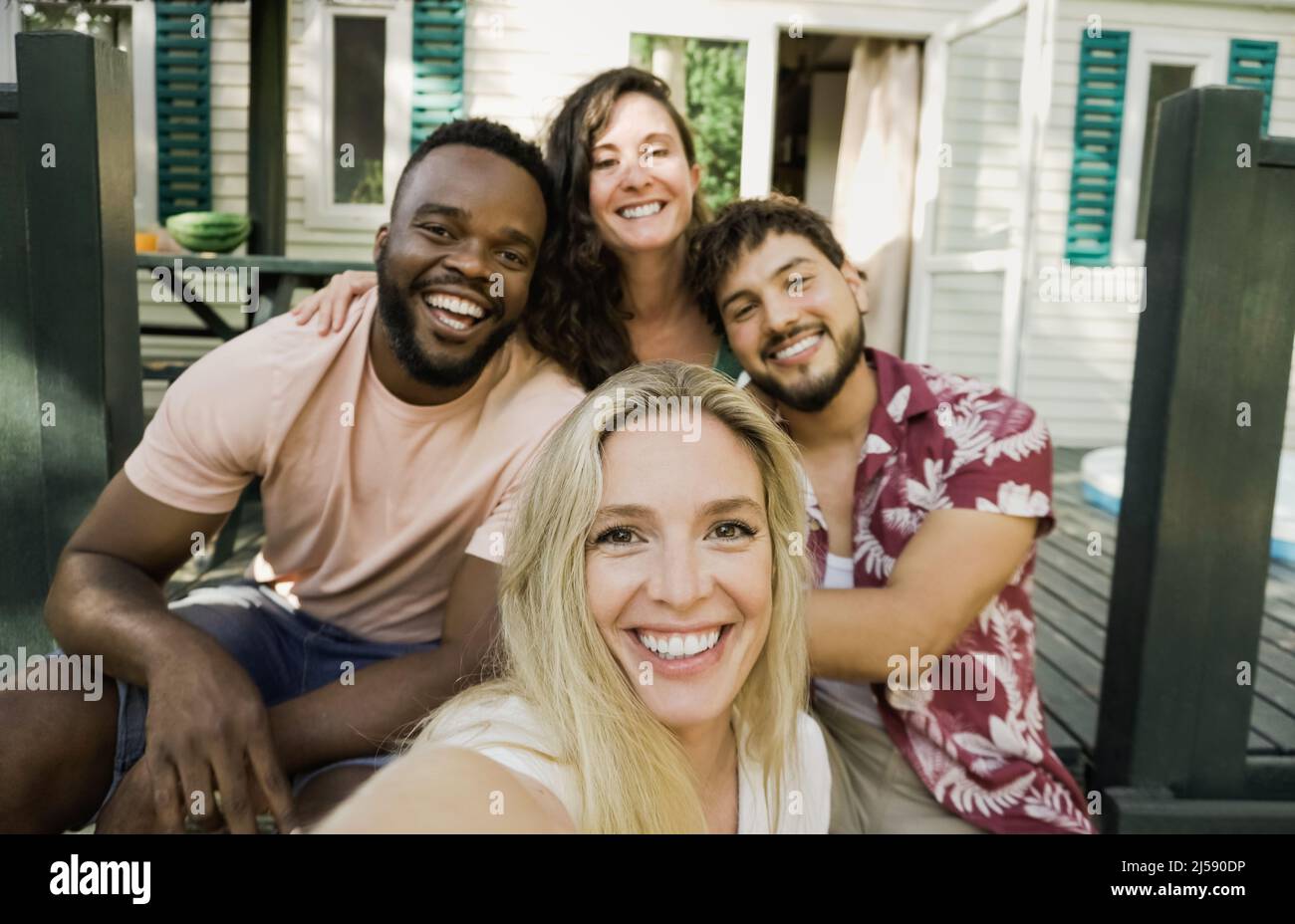 Giovani multirazziale divertirsi facendo selfie all'aperto durante le vacanze estive - Focus sul viso della ragazza centrale Foto Stock