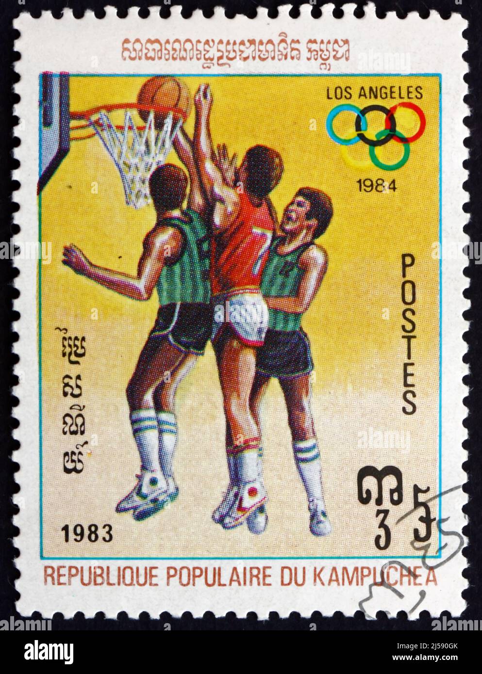 CAMBOGIA - CIRCA 1983: Un timbro stampato in Cambogia mostra Basketball, 1984 Giochi Olimpici estivi, Los Angeles, circa 1983 Foto Stock