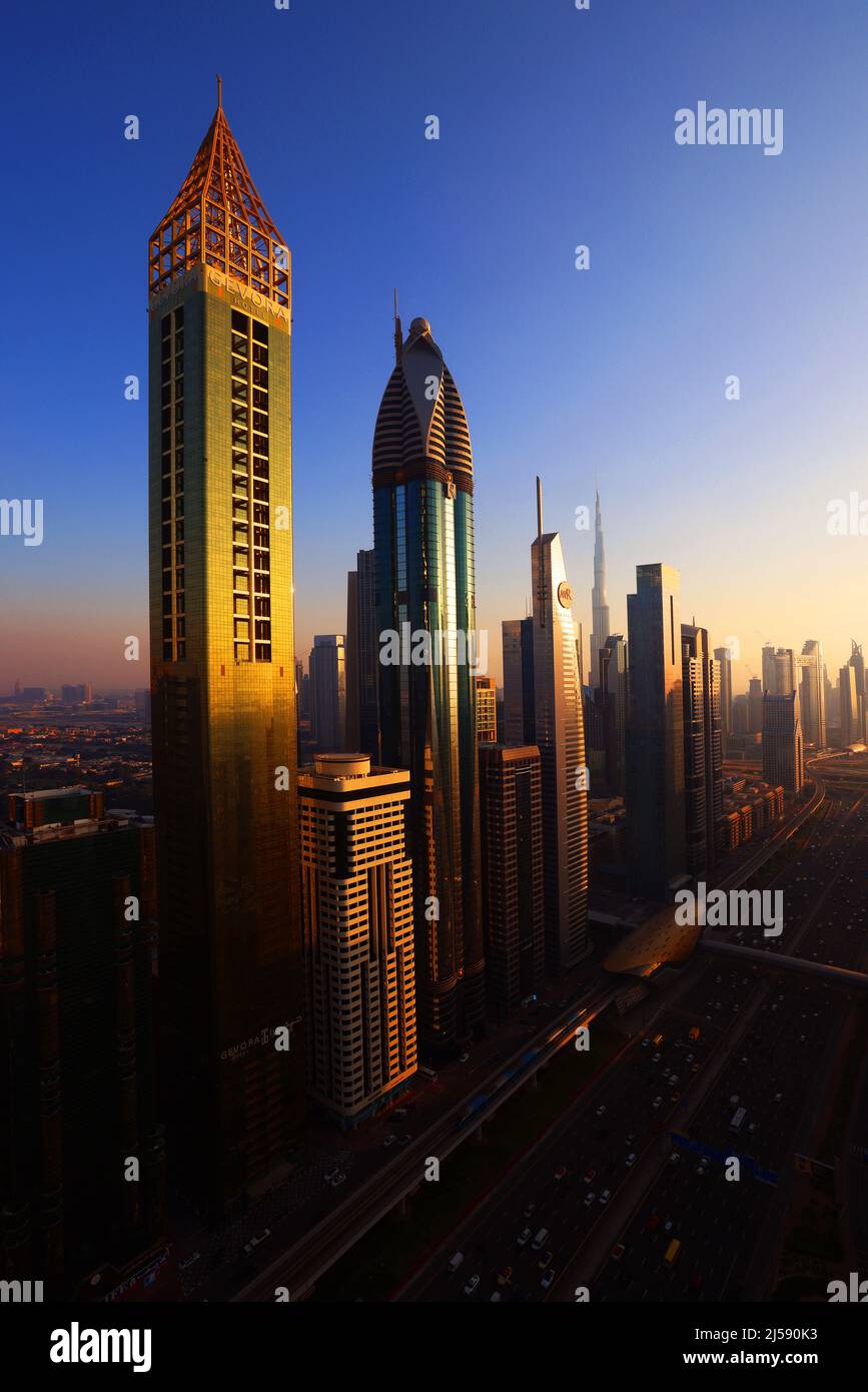 moderne Architektur, Dubai, Wolkenkratzer, Stadt, Atemberaubende Aussicht auf Skyline mit Hochhäuser, Skyscraper, Alberghi über Sheikh Zayed Road Foto Stock
