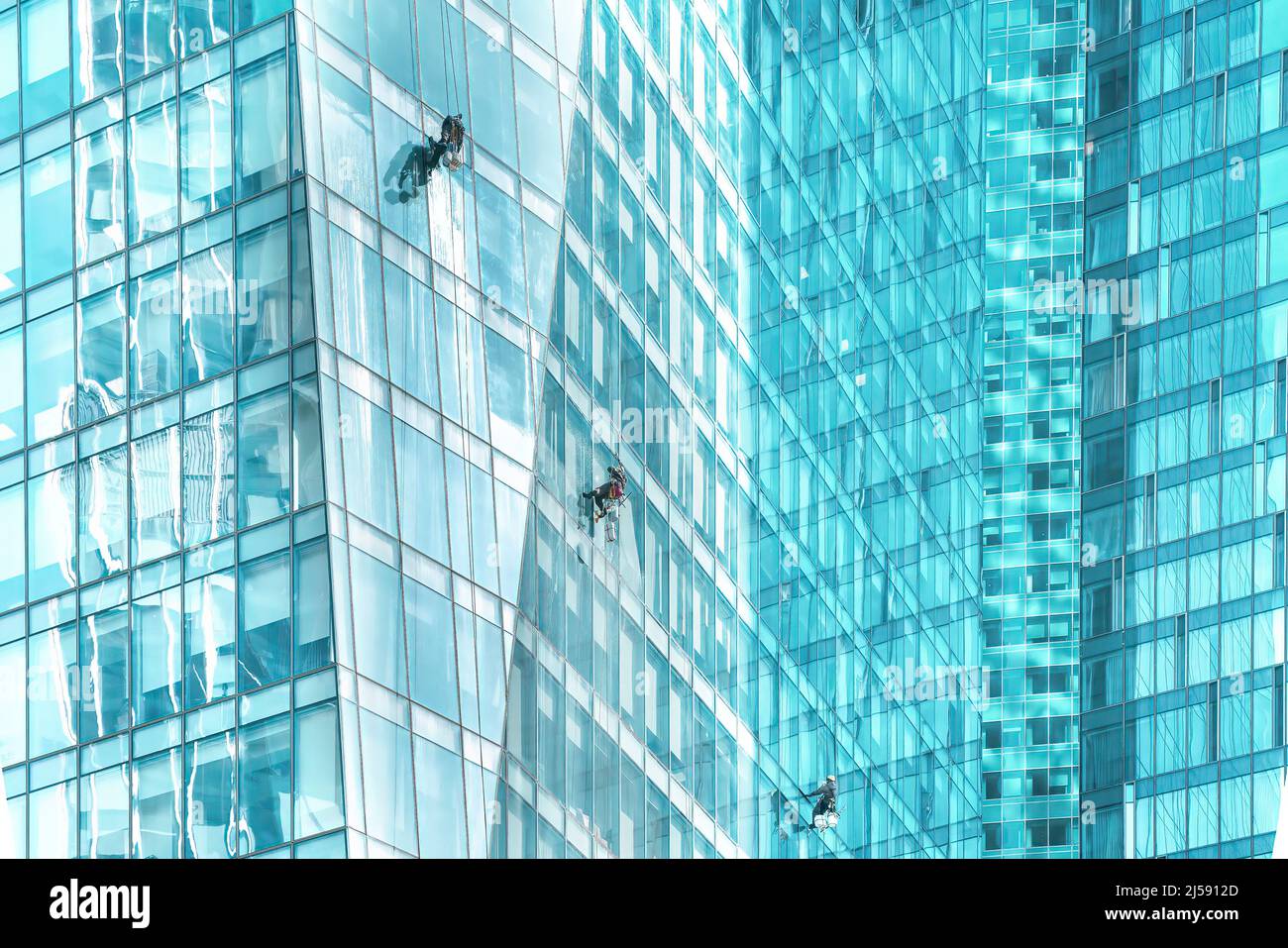 MOSCA, RUSSIA - 19 APRILE 2022: Lavavetri sui grattacieli del centro commerciale di Mosca, Russia. Foto di alta qualità Foto Stock