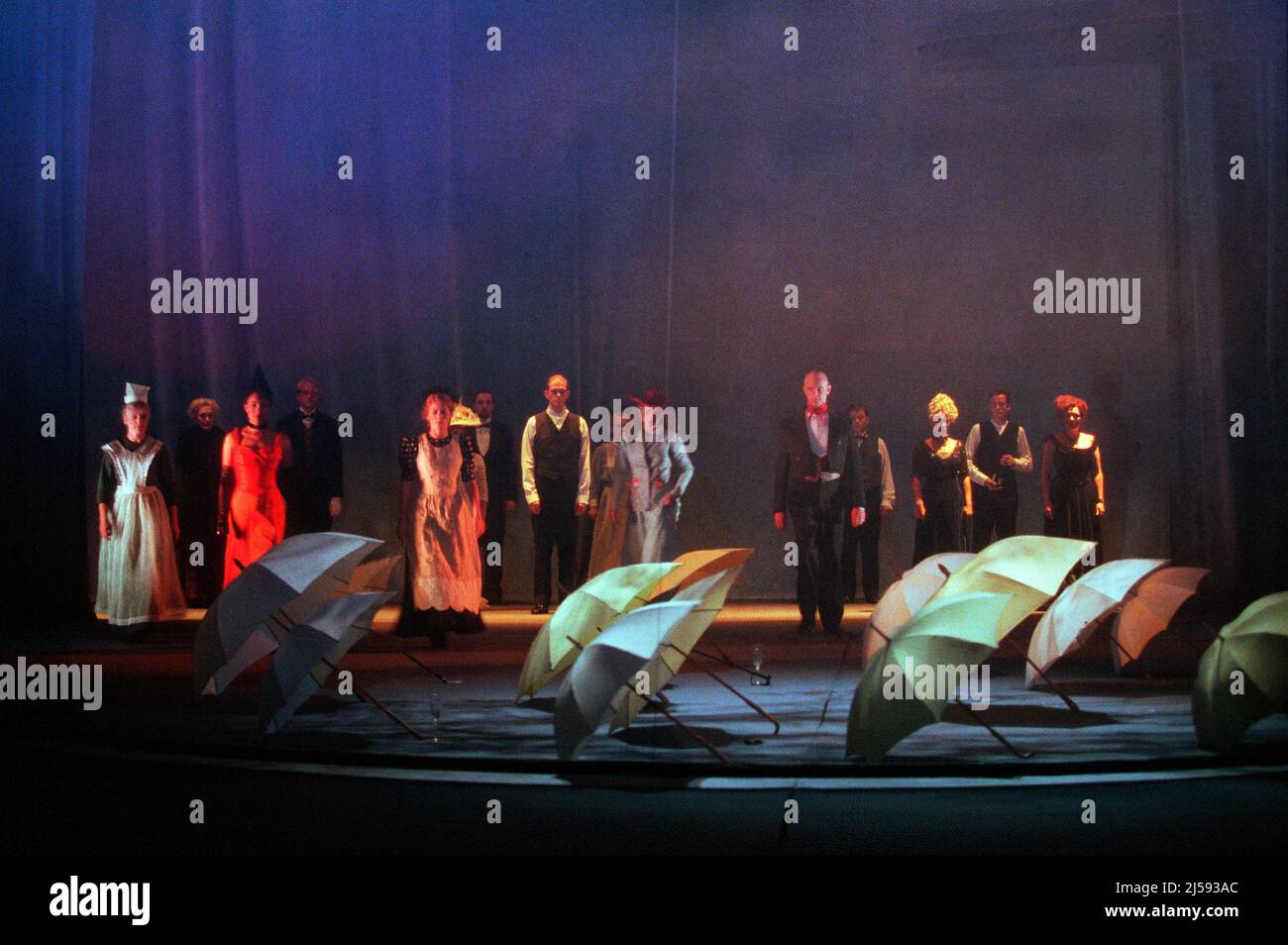 Company in A LITTLE NIGHT MUSIC at the Olivier Theatre, National Theatre (NT), London SE1 26/09/1995 music & lyrics: Stephen Sondheim libro: Hugh Wheeler Set design: Stephen Brimson costumi di Lewis: Nicky Gillibrand illuminazione: Mark Henderson regista: Sean Mathias Foto Stock