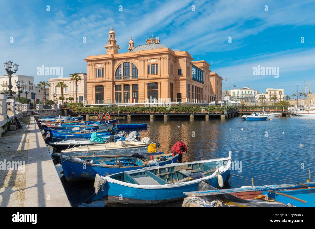 Bari - il porto e il Teatro Margherita. Foto Stock
