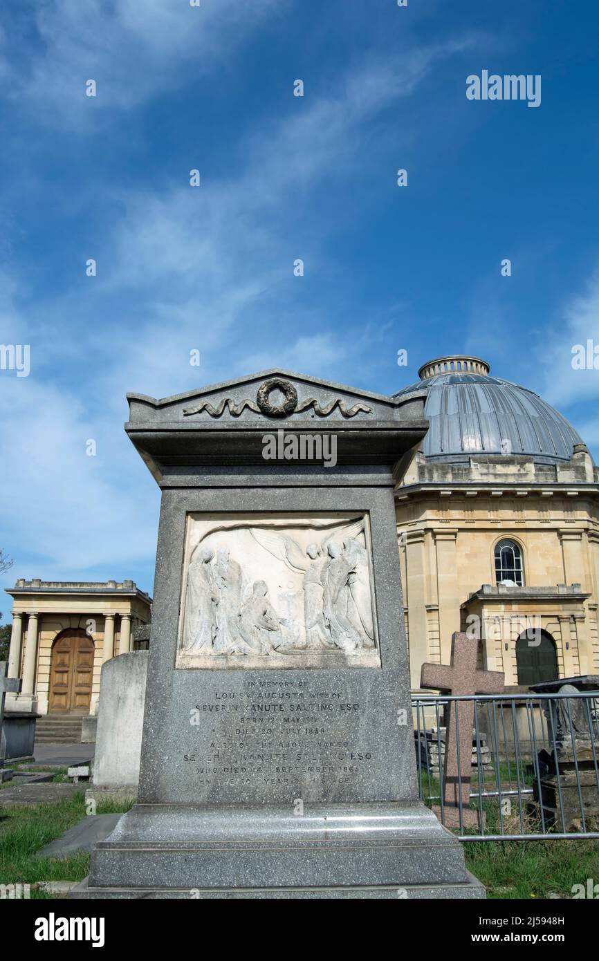 la tomba di granito in stile neoclassico del ricco collezionista d'arte del 19th secolo george salting, e i membri della famiglia, al cimitero di brompton, londra, inghilterra Foto Stock