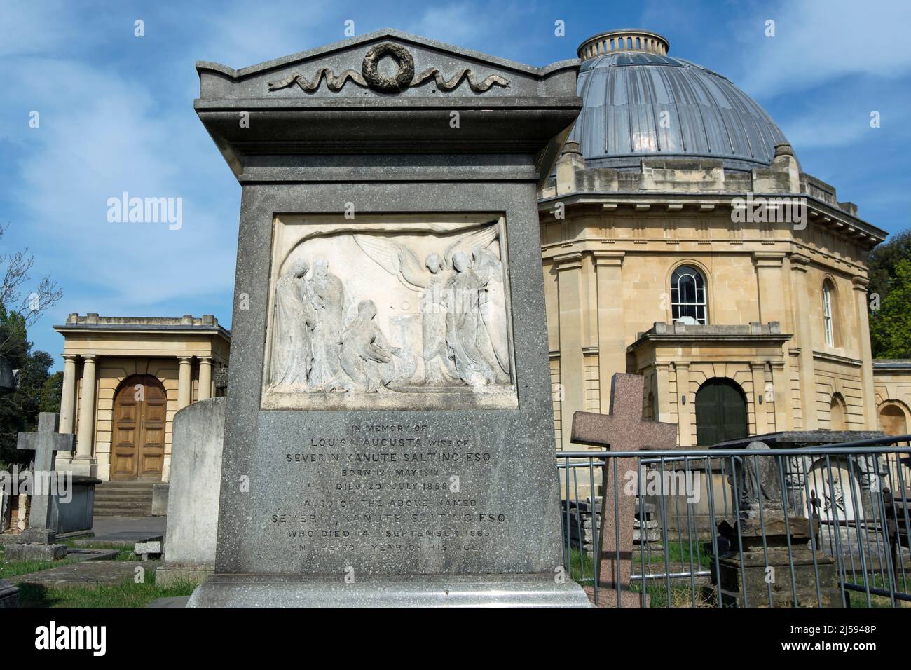 la tomba di granito in stile neoclassico del ricco collezionista d'arte del 19th secolo george salting, e i membri della famiglia, al cimitero di brompton, londra, inghilterra Foto Stock