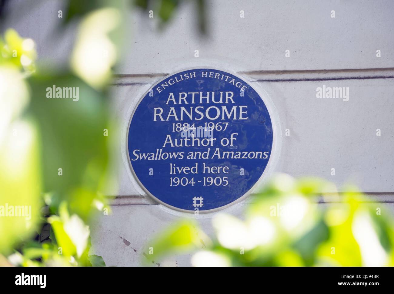 targa blu del patrimonio inglese che segna una casa dello scrittore arthur ransome, autore di swallows e amazons, londra, inghilterra Foto Stock
