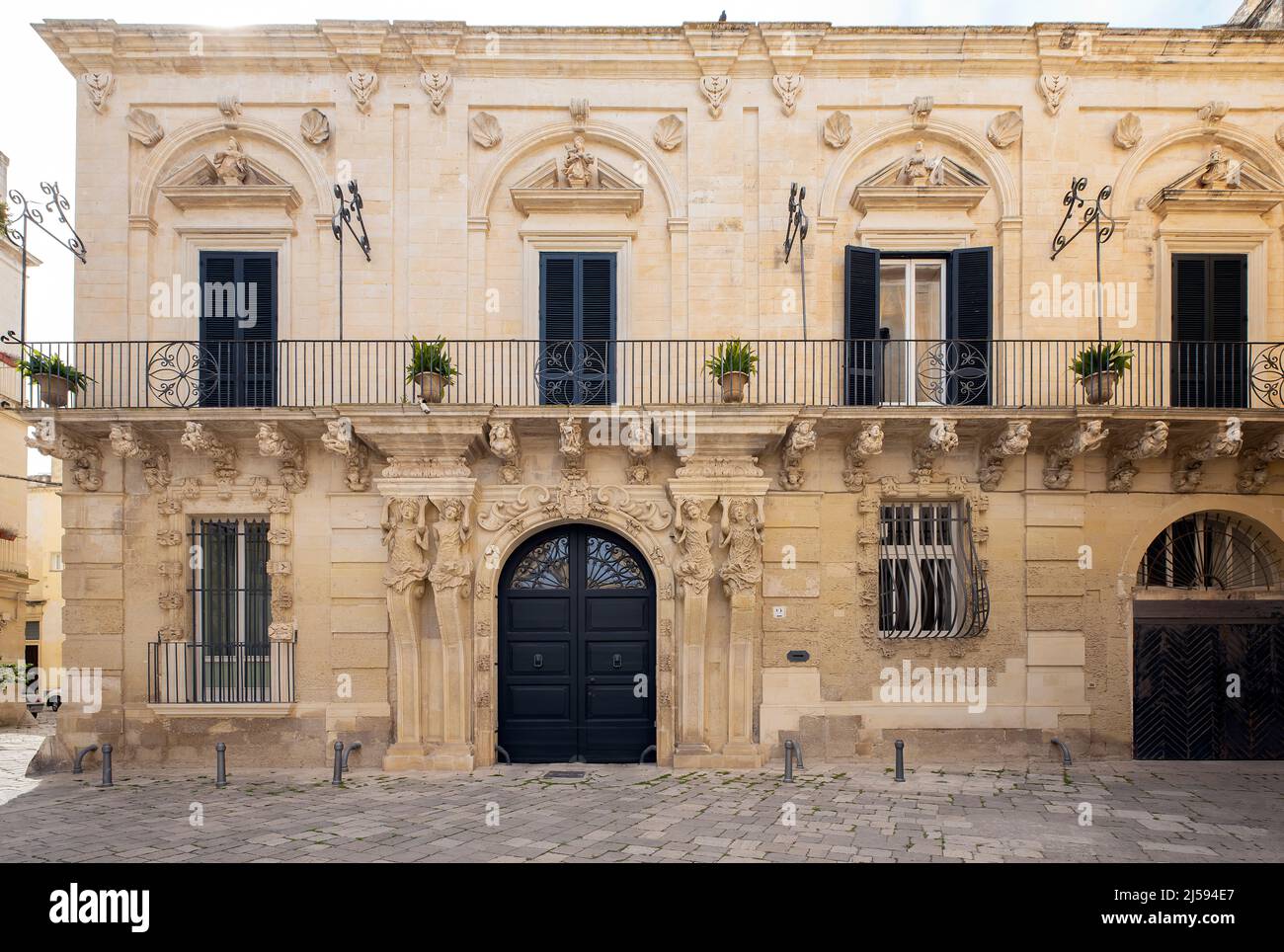Il Palazzo Marrese è uno degli edifici in stile barocco più suggestivi di Lecce. Situato nella piazzetta Ignazio Falconieri, l'edificio ha un incredibile Foto Stock