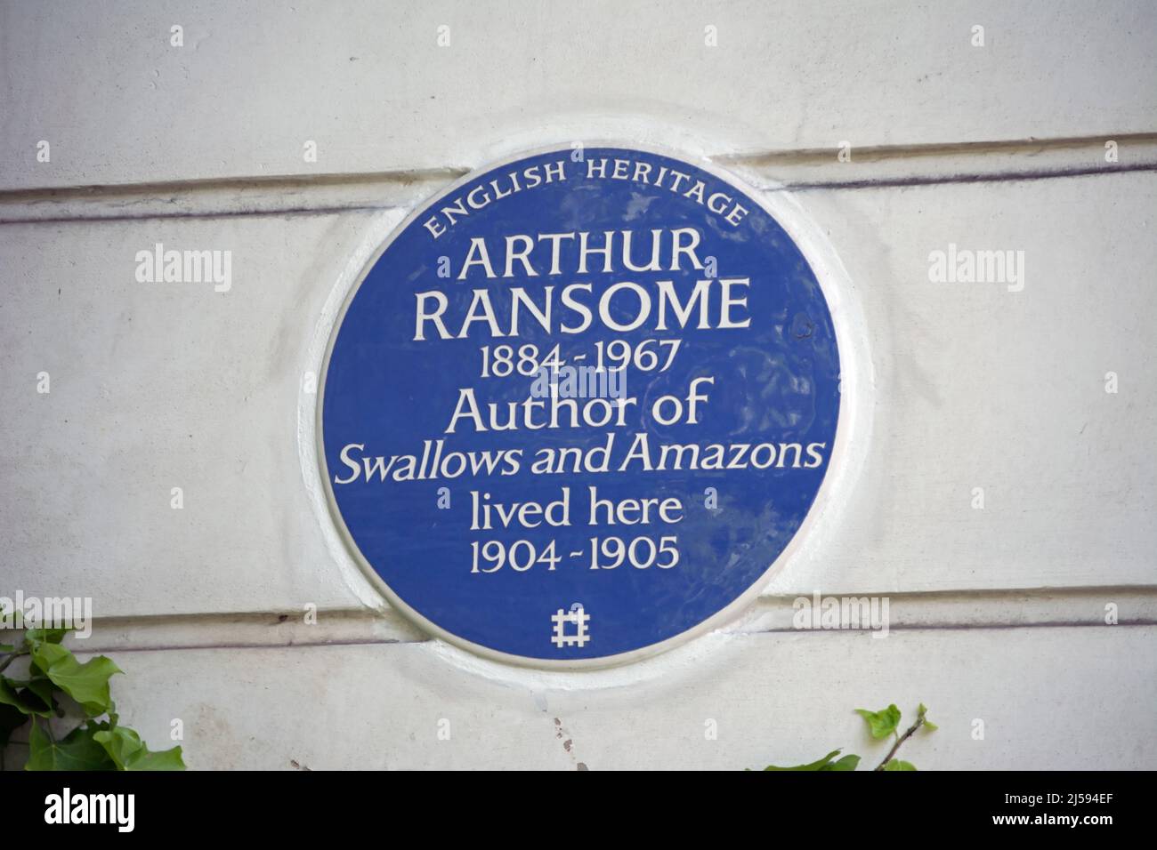 targa blu del patrimonio inglese che segna una casa dello scrittore arthur ransome, autore di swallows e amazons, londra, inghilterra Foto Stock