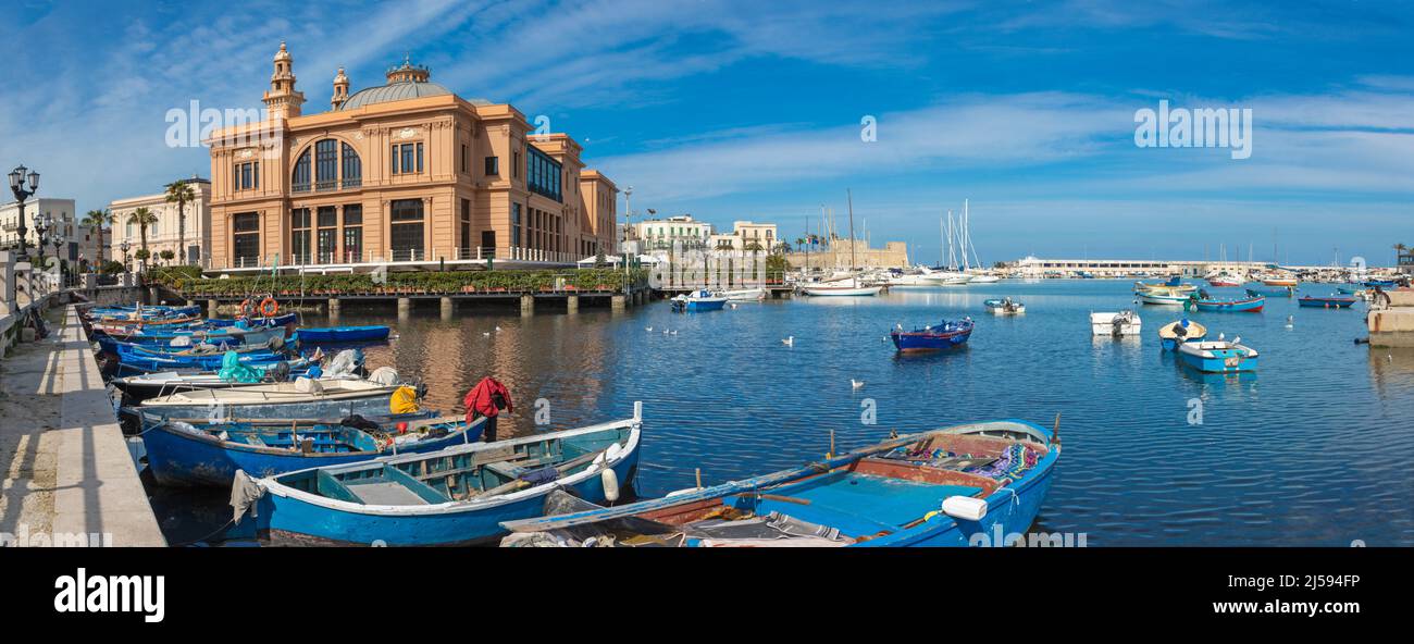 Bari - il panorama del porto e del Teatro Margherita. Foto Stock