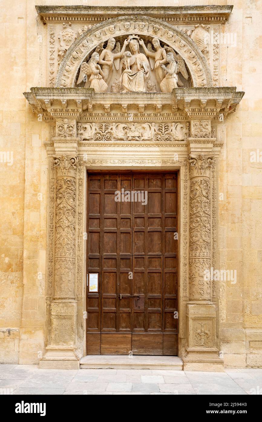 L'incoronazione di Maria. Portale della Chiesa di Santa Maria degli Angeli o di San Francesco di Paola a Lecce, Puglia, Italia. Foto Stock