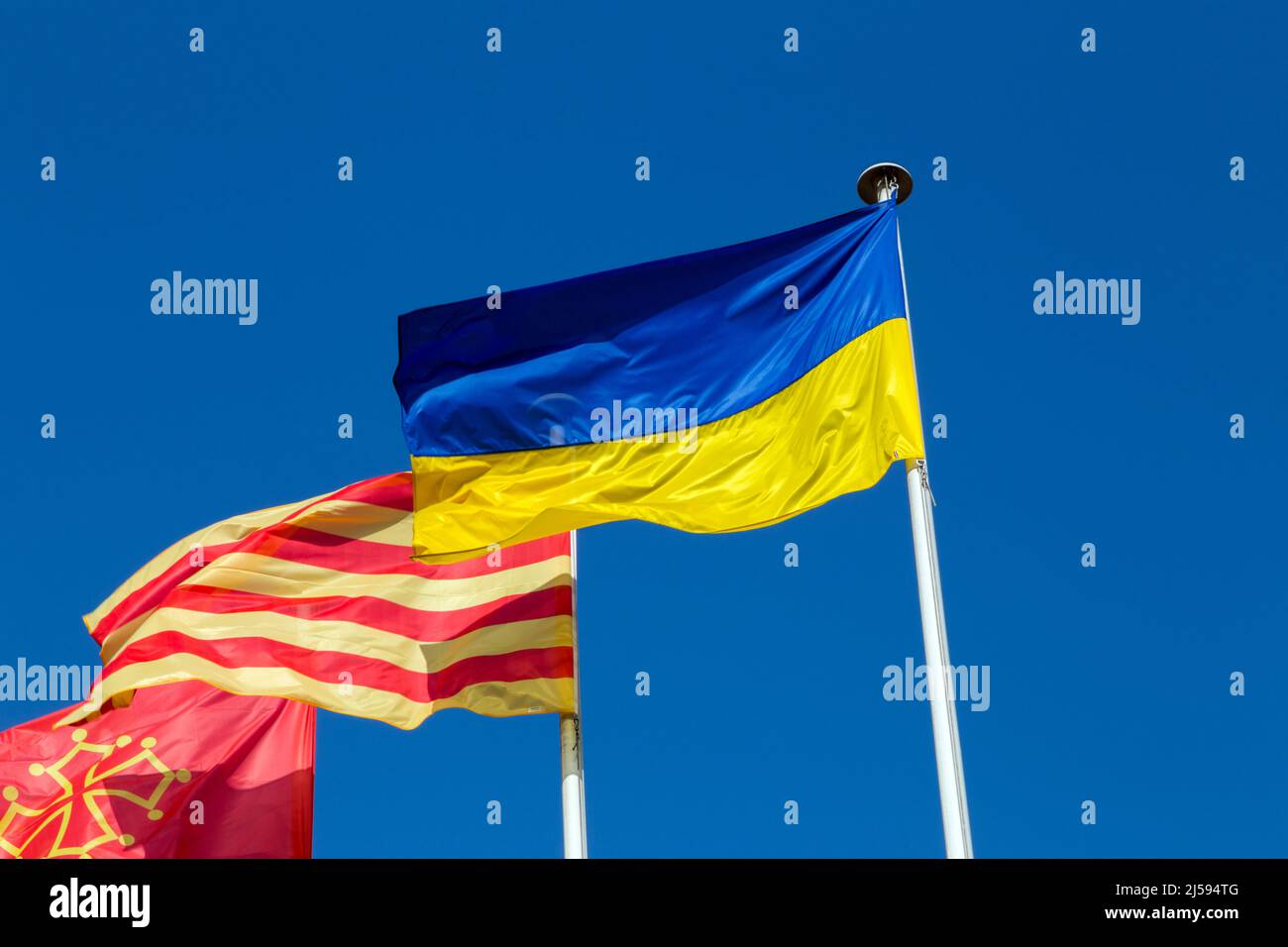Bandiera Ucraina innalzata di fronte all'Hotel de Region di Montpellier come segno di solidarietà con la popolazione. Occitania, Francia Foto Stock