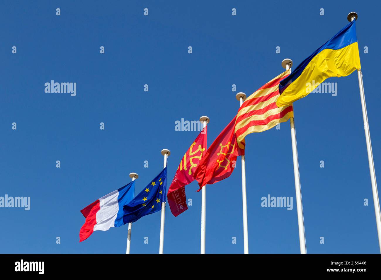 Bandiera Ucraina innalzata di fronte all'Hotel de Region di Montpellier come segno di solidarietà con la popolazione. Occitania, Francia Foto Stock