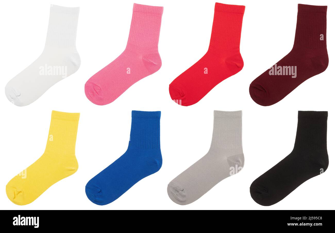 Calzini in cotone di vari colori isolati su sfondo bianco Foto Stock