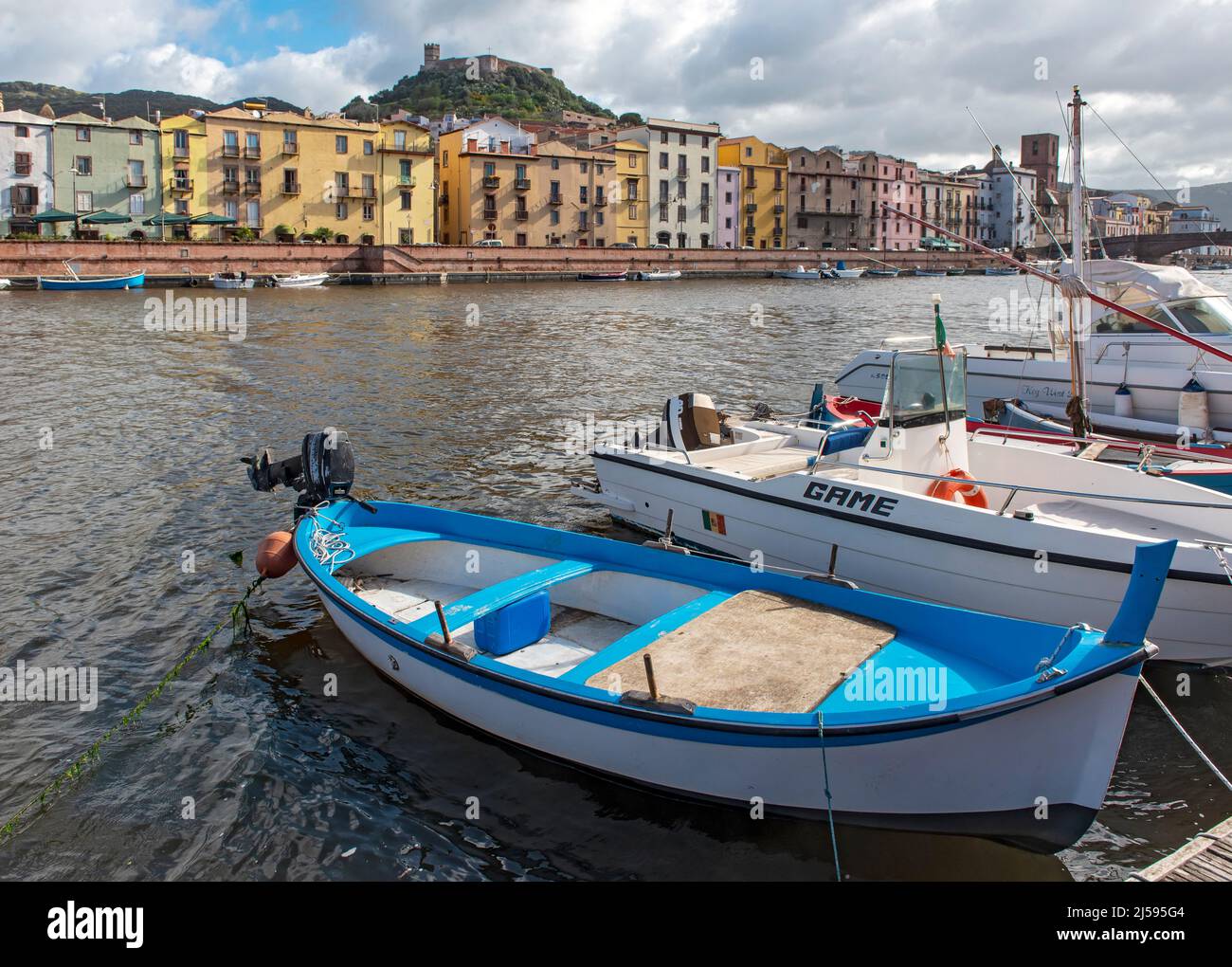 Barche sul fiume Temo e Castello di Serravalle, Bosa, Sardegna, Italia Foto Stock