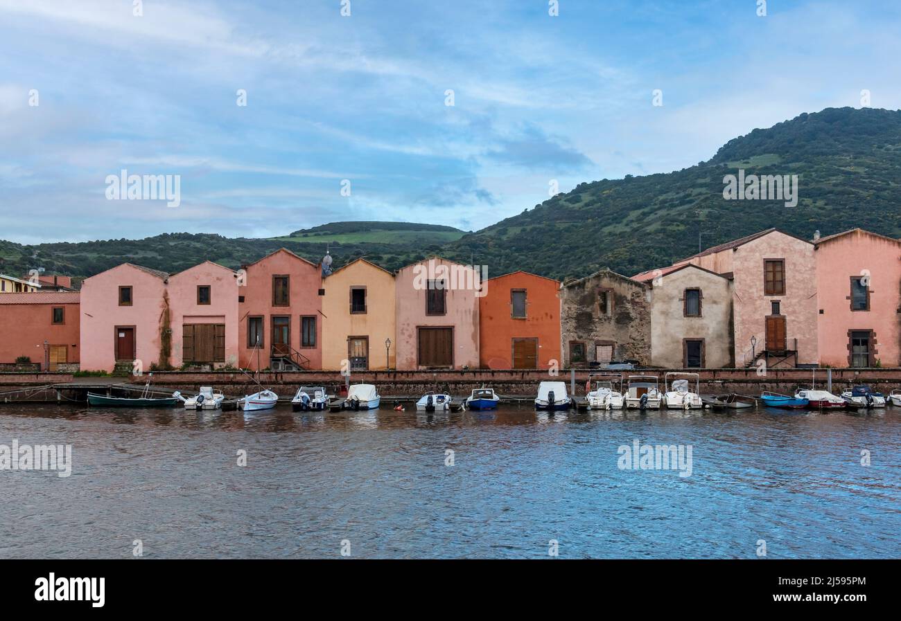 Bosa Tanneries e il fiume Temo, Sardegna, Italia Foto Stock