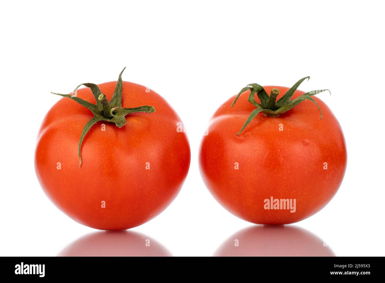 Due pomodori rossi maturi, macro, isolati su sfondo bianco. Foto Stock