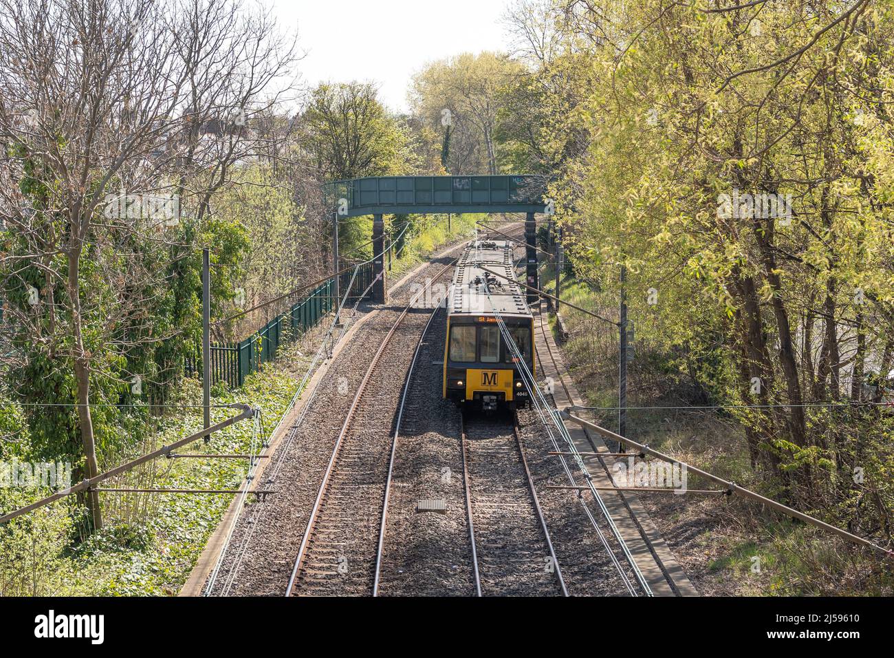 Un treno che viaggia sul sistema della metropolitana Tyne and Wear, West Jesmond, Newcastle upon Tyne, Regno Unito. Credit: Hazel Plater/Alamy Foto Stock